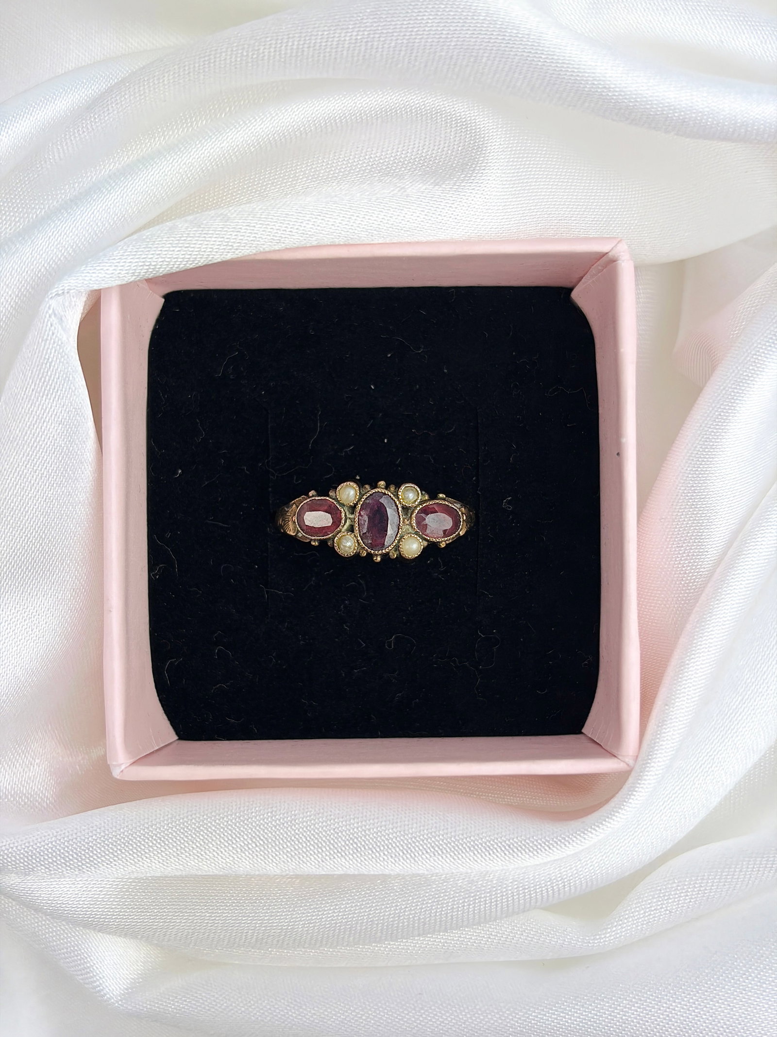 ANTIQUE 12CT GOLD AMETHYST AND PEARL ORNATE RING - 9