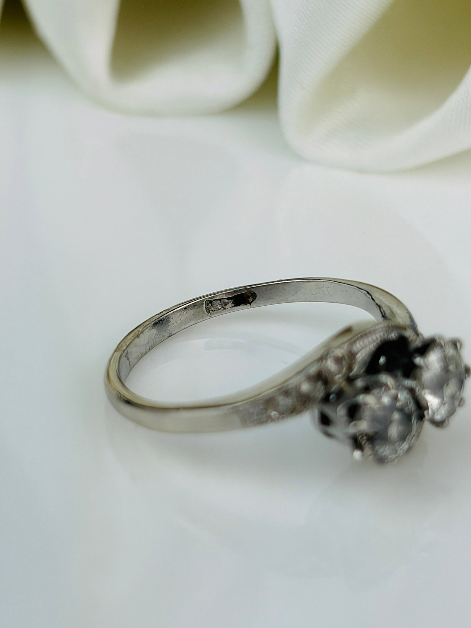 Vintage Diamond 18 Carat White Gold Crossover Moi et Toi Ring - 4