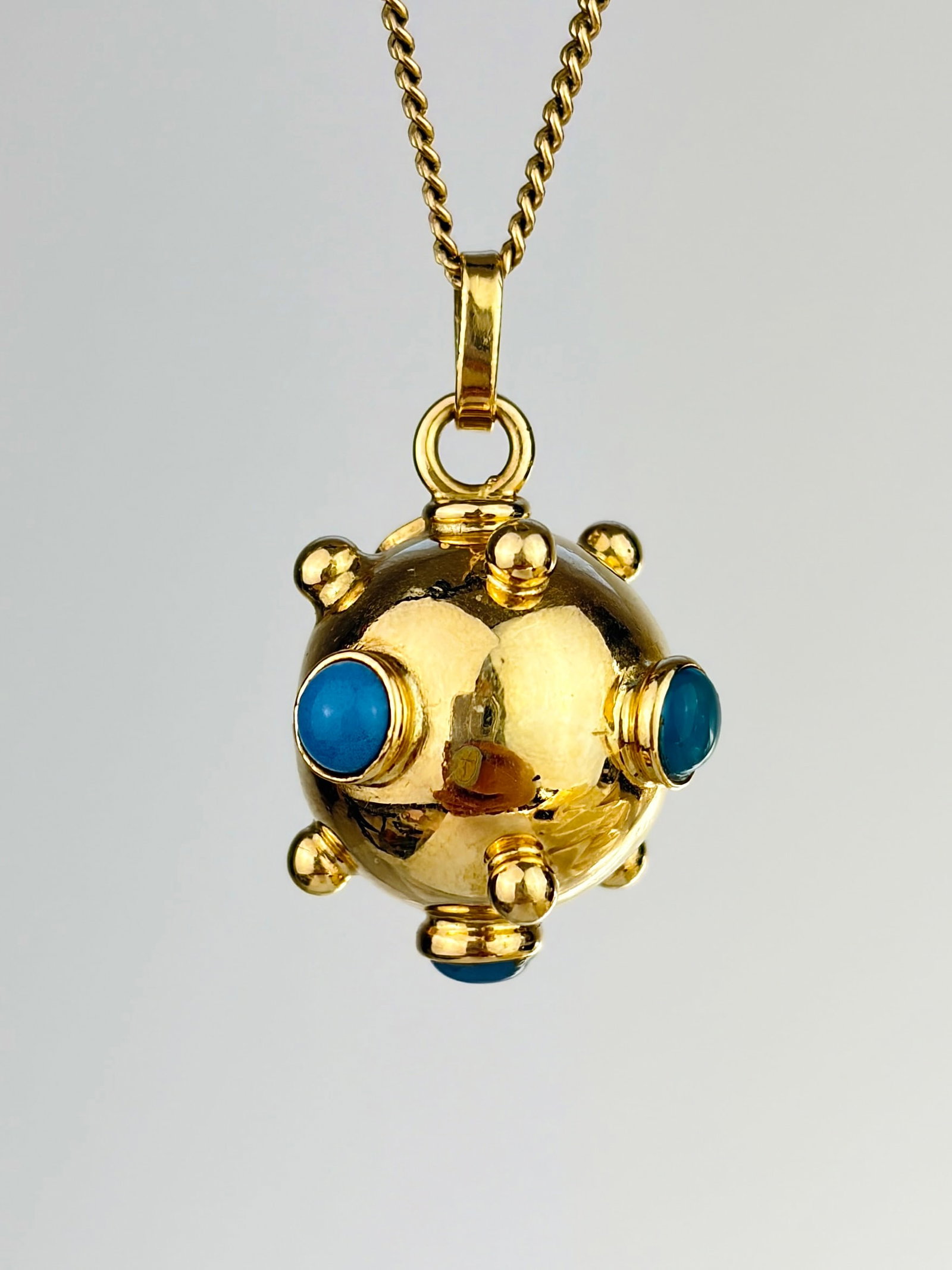 VINTAGE 18CT YELLOW GOLD TURQUOISE CHRYSOPRASE AND TURQUOISE SPUTNIK PENDANT: VINTAGE 18CT YELLOW GOLD TURQUOISE CHRYSOPRASE AND TURQUOISE SPUTNIK PENDANT Beautiful 18ct gold sputnik! Chain is not included.