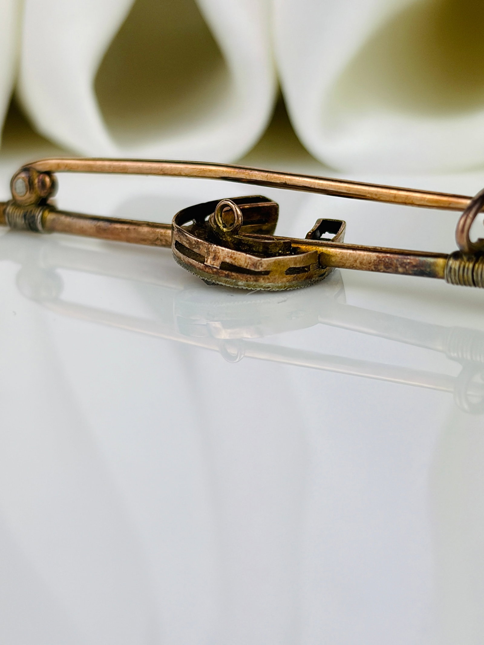 Antique Gold Diamond Horseshoe Brooch in Green Velvet Box - 8