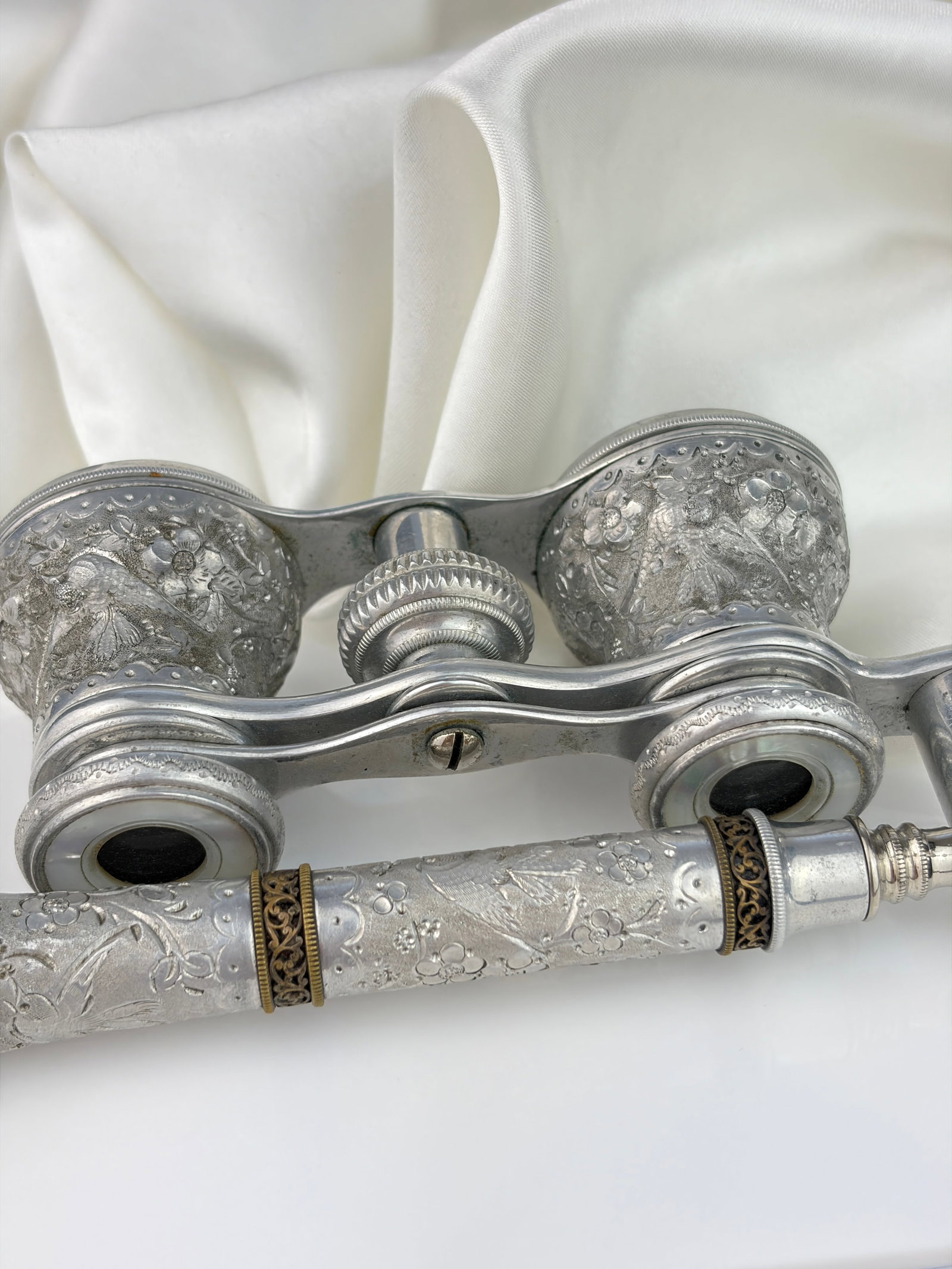 AMAZING QUALITY ANTIQUE WHITE METAL MOTHER OF PEARL OPERA GLASSES - 7