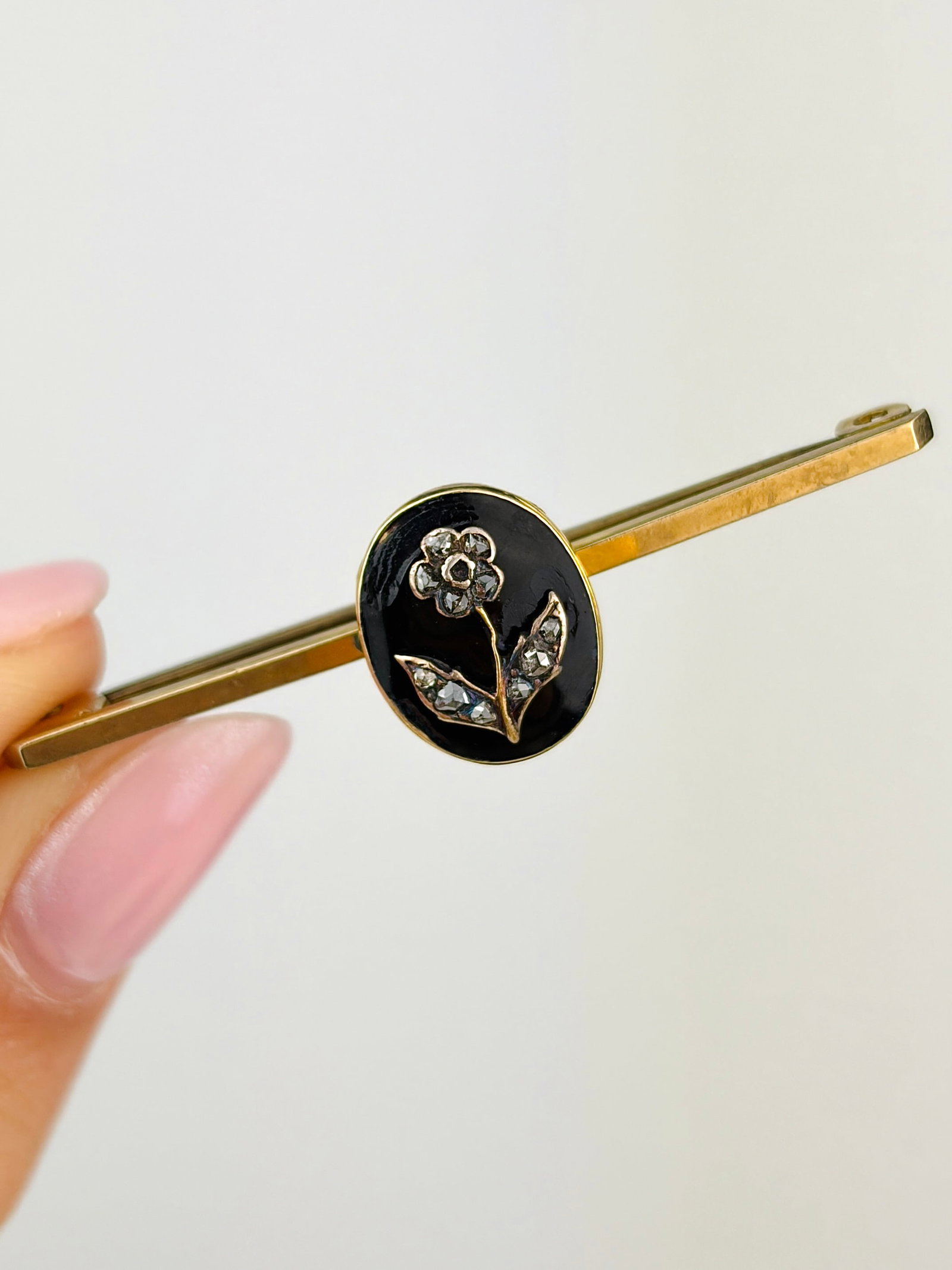 Antique Rose Cut Diamond Forget Me Not Black Enamel 9ct Gold Bar Brooch: antique rose cut diamond forget me not black enamel 9ct gold bar brooch Weight: 2.8g Size: 12x43mm Materials: 9ct Gold Hallmarks: 9ct gold Condition: The overall condition is very