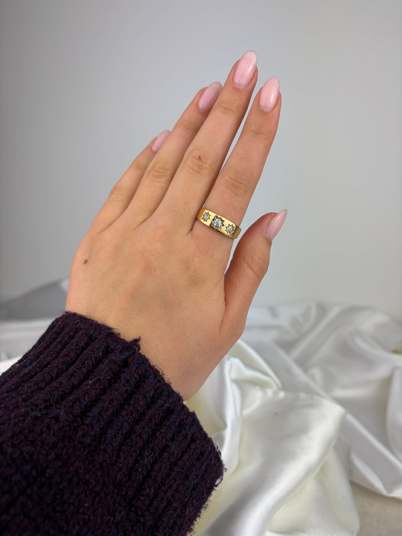 ANTIQUE CHUNKY 18CT YELLOW GOLD DIAMOND 3 STONE STAR RING - 7