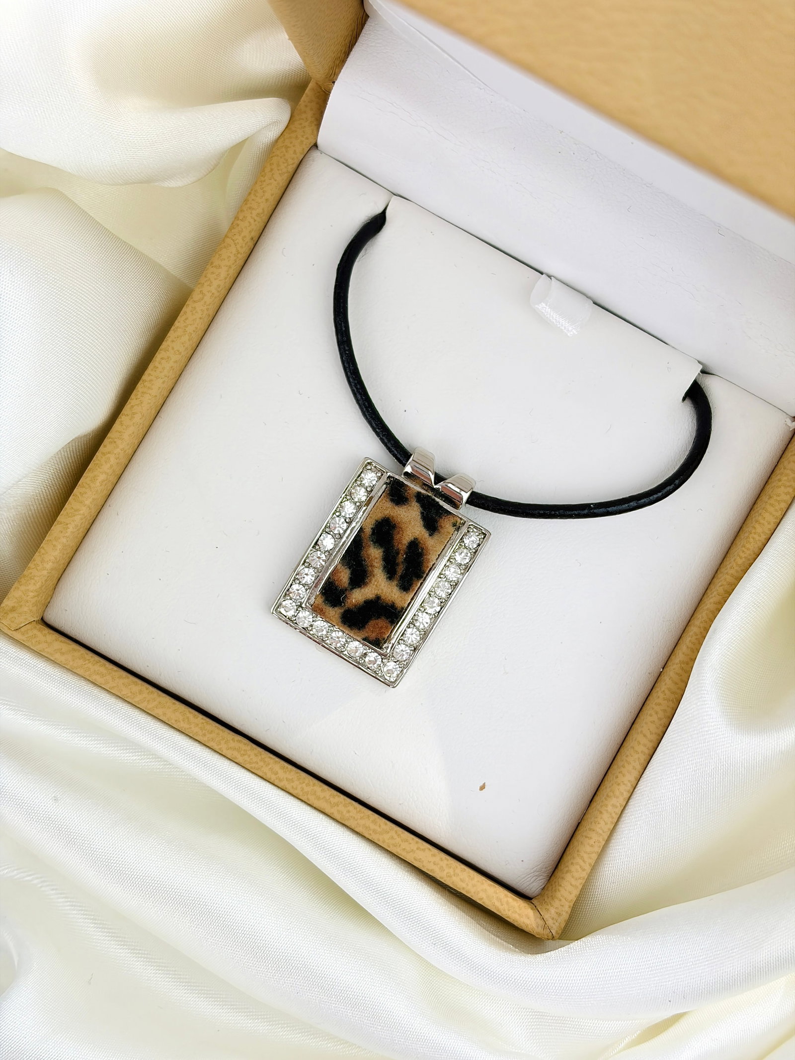 LAUREN LEE LONDON LEOPARD PRINT AND CRYSTAL PENDANT ON BLACK NECKLACE: LAUREN LEE LONDON LEOPARD PRINT AND CRYSTAL PENDANT ON BLACK NECKLACE Weight: 14.94g Size: Pendant 31x21mm, necklace 39-45cm adjustable Condition: Very good overall condition. Some signs of