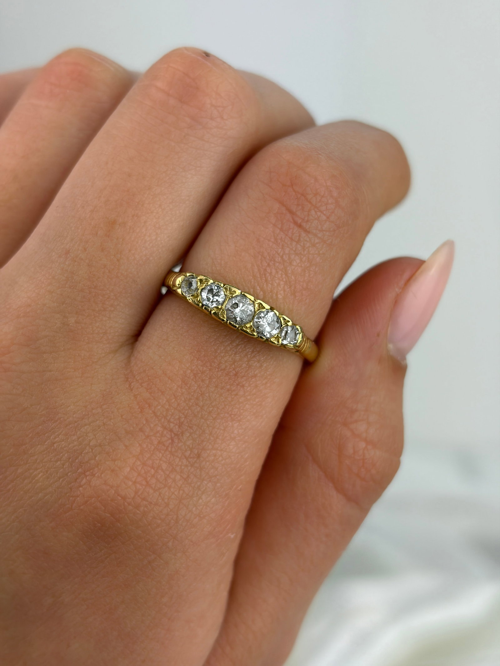 VINTAGE 18CT YELLOW GOLD DIAMOND 5 STONE RING - 8