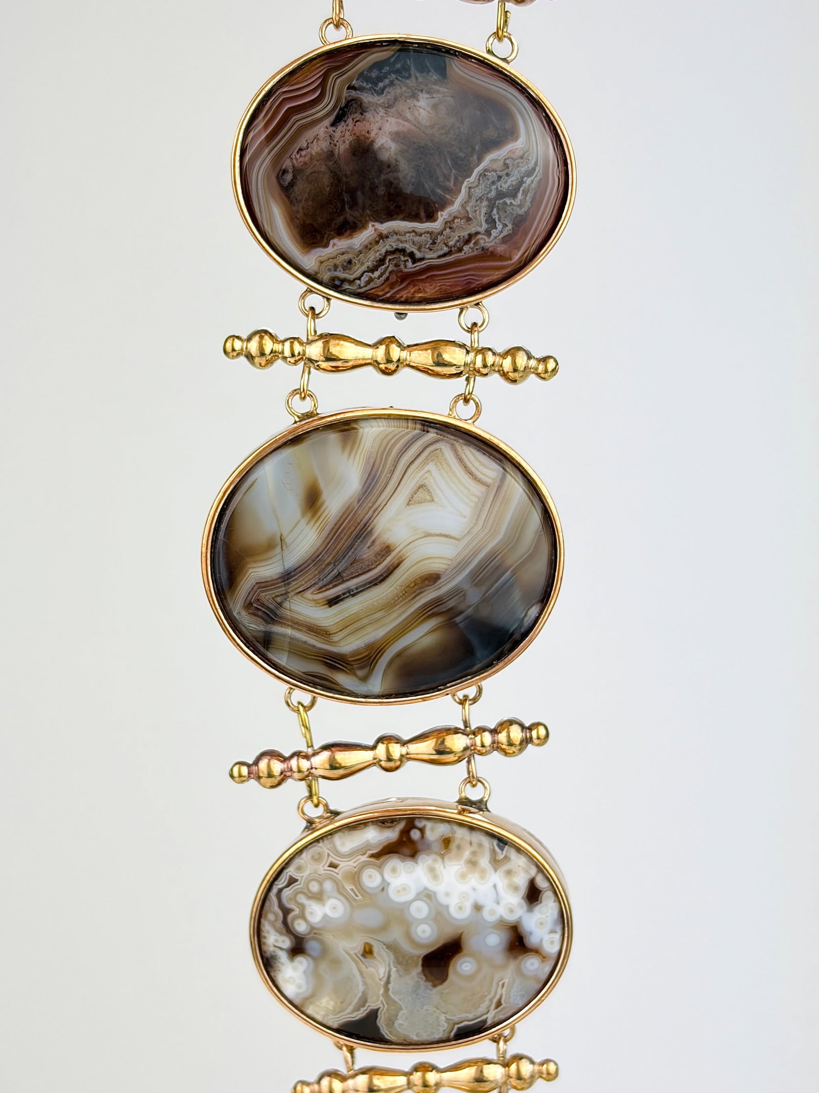 GIANT AGATE BRACELET: GIANT AGATE BRACELET Show stopping giant bracelet! Weight: 92.55g Size: Length 22.3cm, width 4.3cm Materials: agate, gild (not gold) Hallmarks: None present Condition: Very good