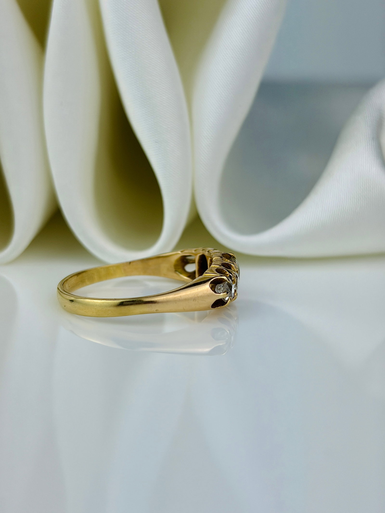 chunky 14ct yellow gold diamond 5 stone ring - 2