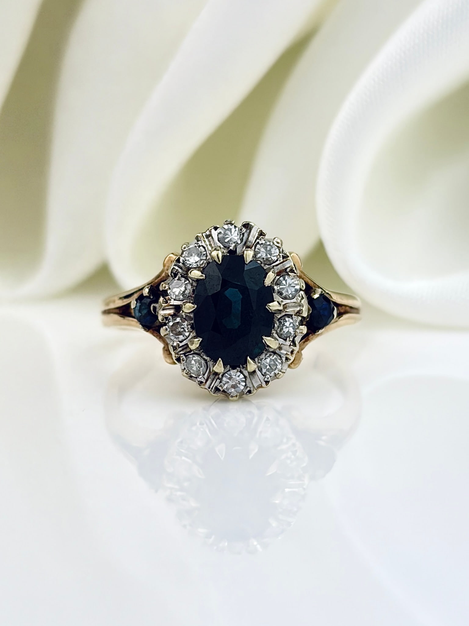 VINTAGE C.1980 9CT YELLOW GOLD SAPPHIRE AND DIAMOND CLUSTER RING: VINTAGE C.1980 9CT YELLOW GOLD SAPPHIRE AND DIAMOND CLUSTER RING Lovely ring!