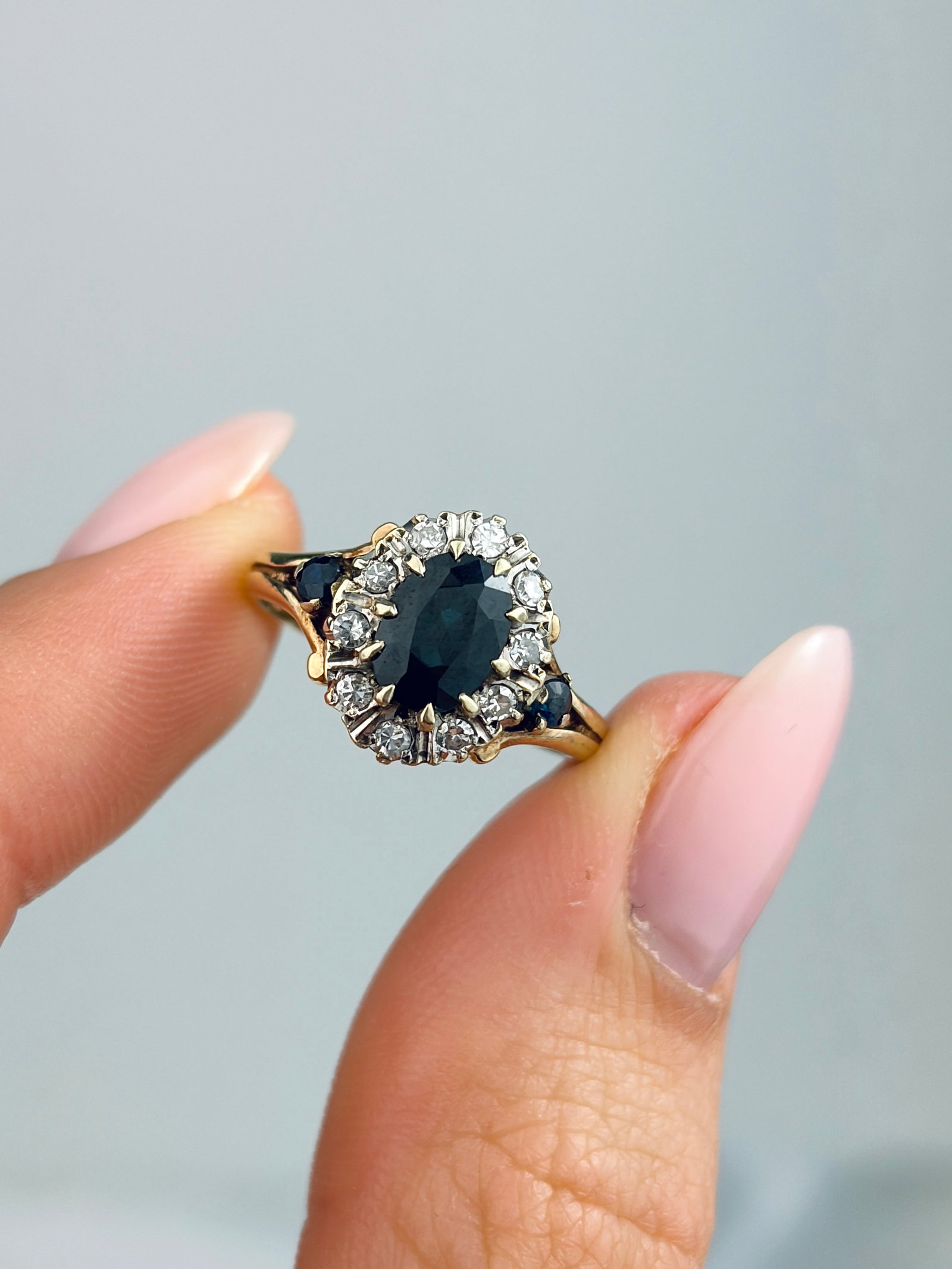 VINTAGE C.1980 9CT YELLOW GOLD SAPPHIRE AND DIAMOND CLUSTER RING - 5