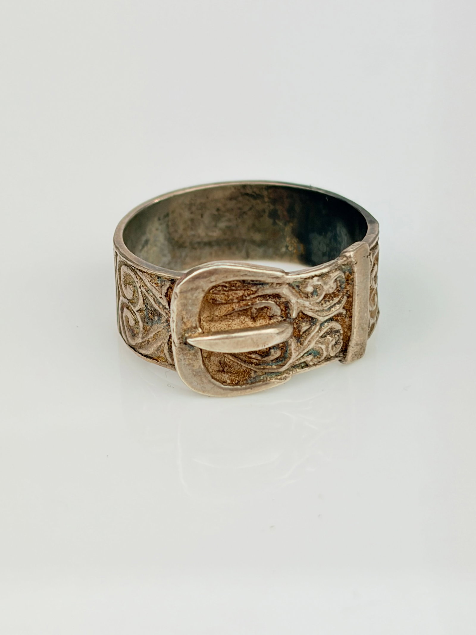 ANTIQUE SILVER BUCKLE BAND RING: ANTIQUE SILVER BUCKLE BAND RING Weight: 5.35g Size: UK U, Width 10mm Materials: Silver Condition: Good overall condition. Some signs of wear are expected given the piece’s age.