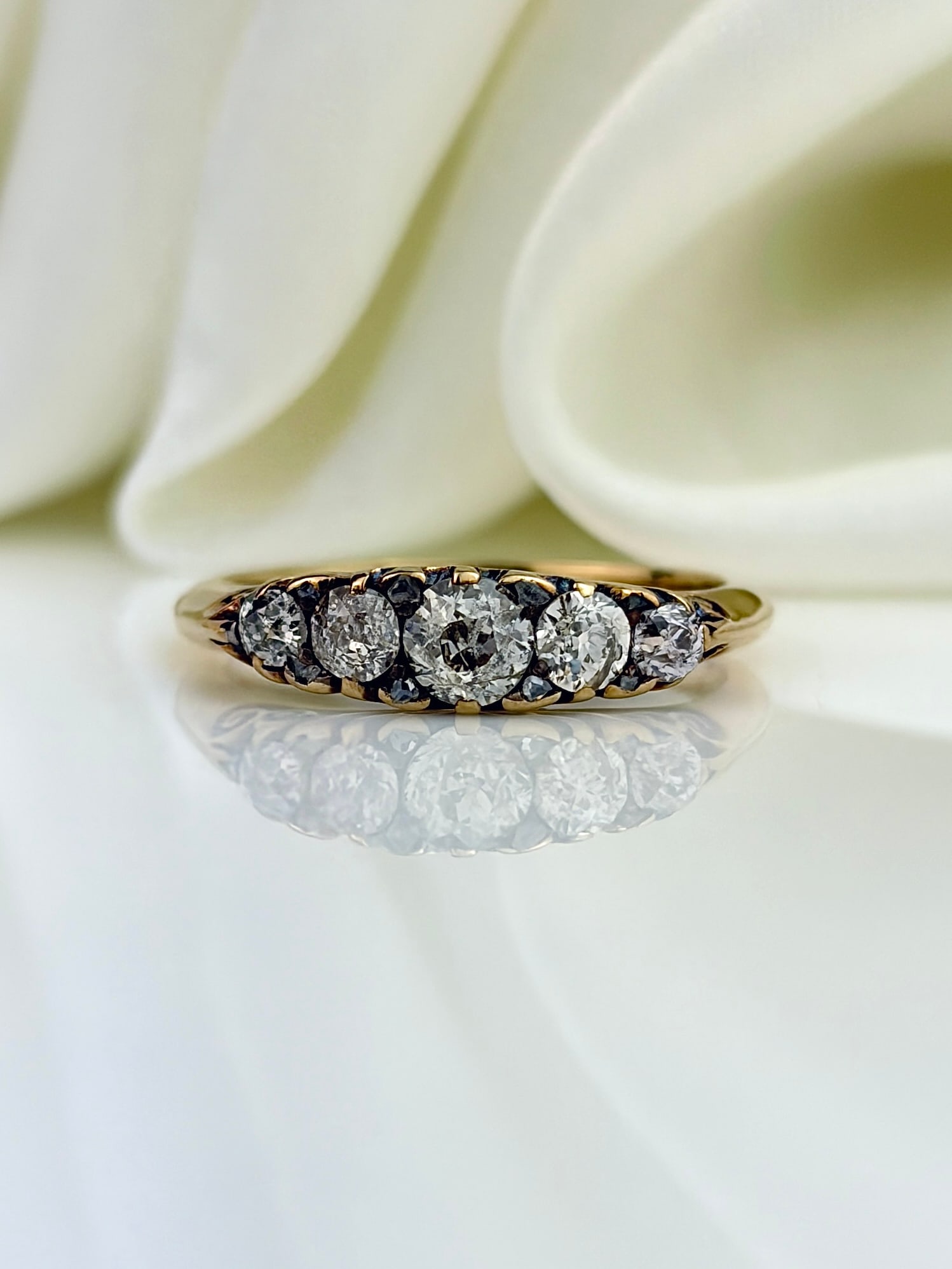 ANTIQUE 18CT YELLOW GOLD DIAMOND 5 STONE RING WITH DIAMOND POINTS: ANTIQUE 18CT YELLOW GOLD DIAMOND 5 STONE RING WITH DIAMOND POINTS Beautiful old cut diamonds! Weight: 2.82g Size: UK L1/2, US 6.25, Width 4mm, height off finger 4mm Materials: 18ct gold,