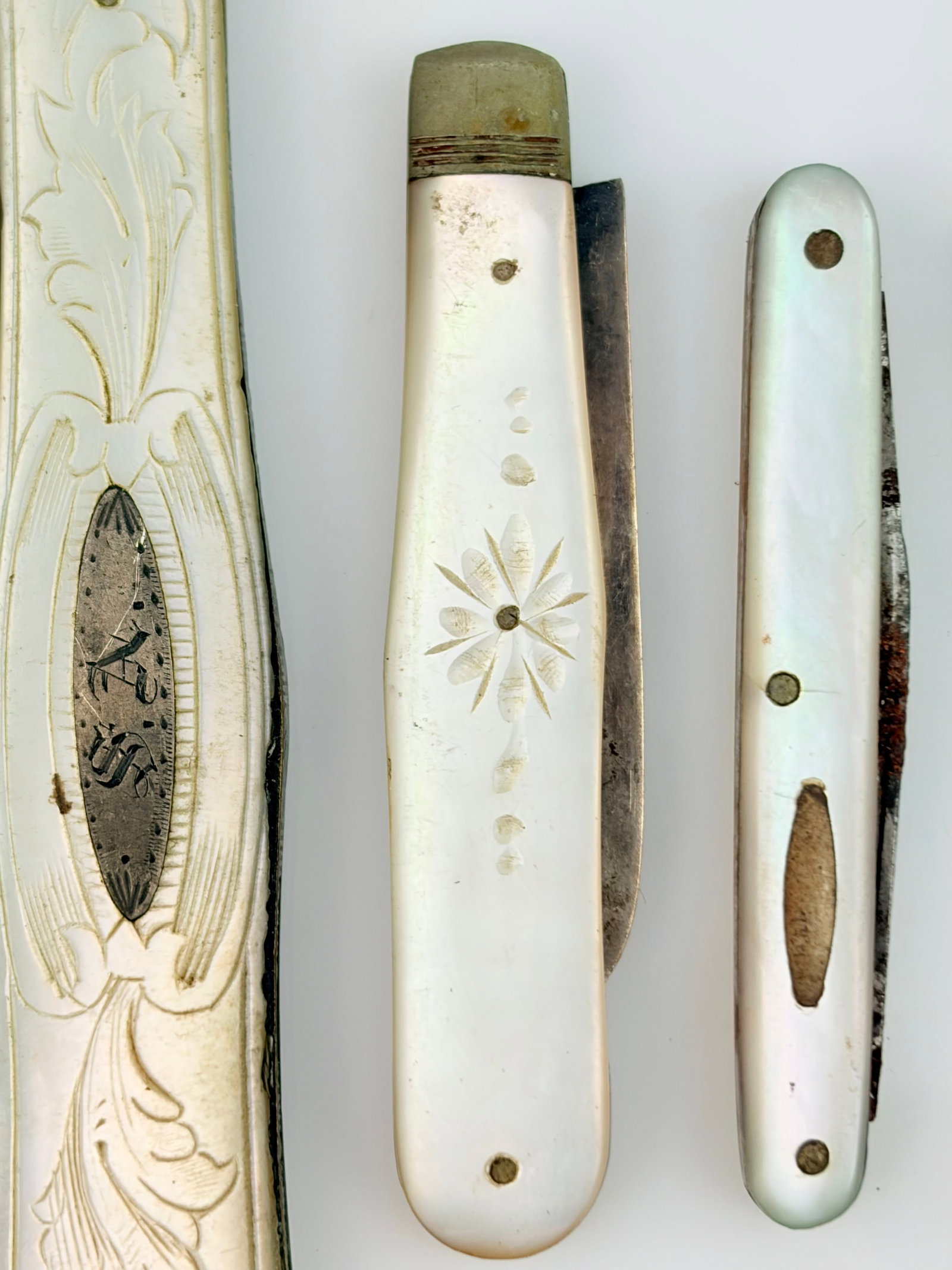 MIXED LOT - ANTIQUE MOTHER OF PEARL ANF SILVER POCKET KNOVES ETC - 2