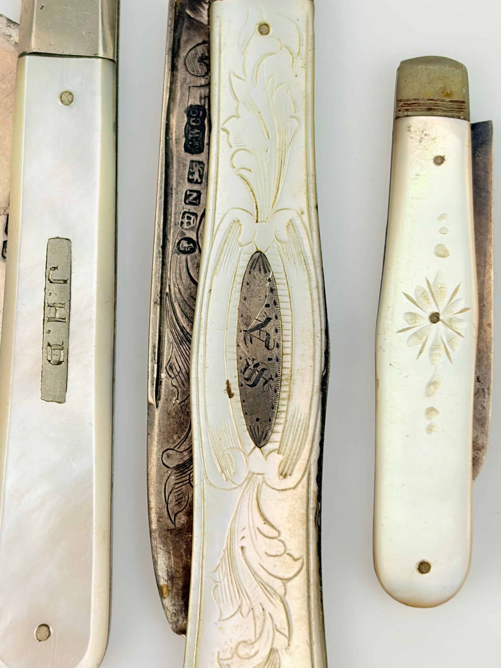 MIXED LOT - ANTIQUE MOTHER OF PEARL ANF SILVER POCKET KNOVES ETC - 3