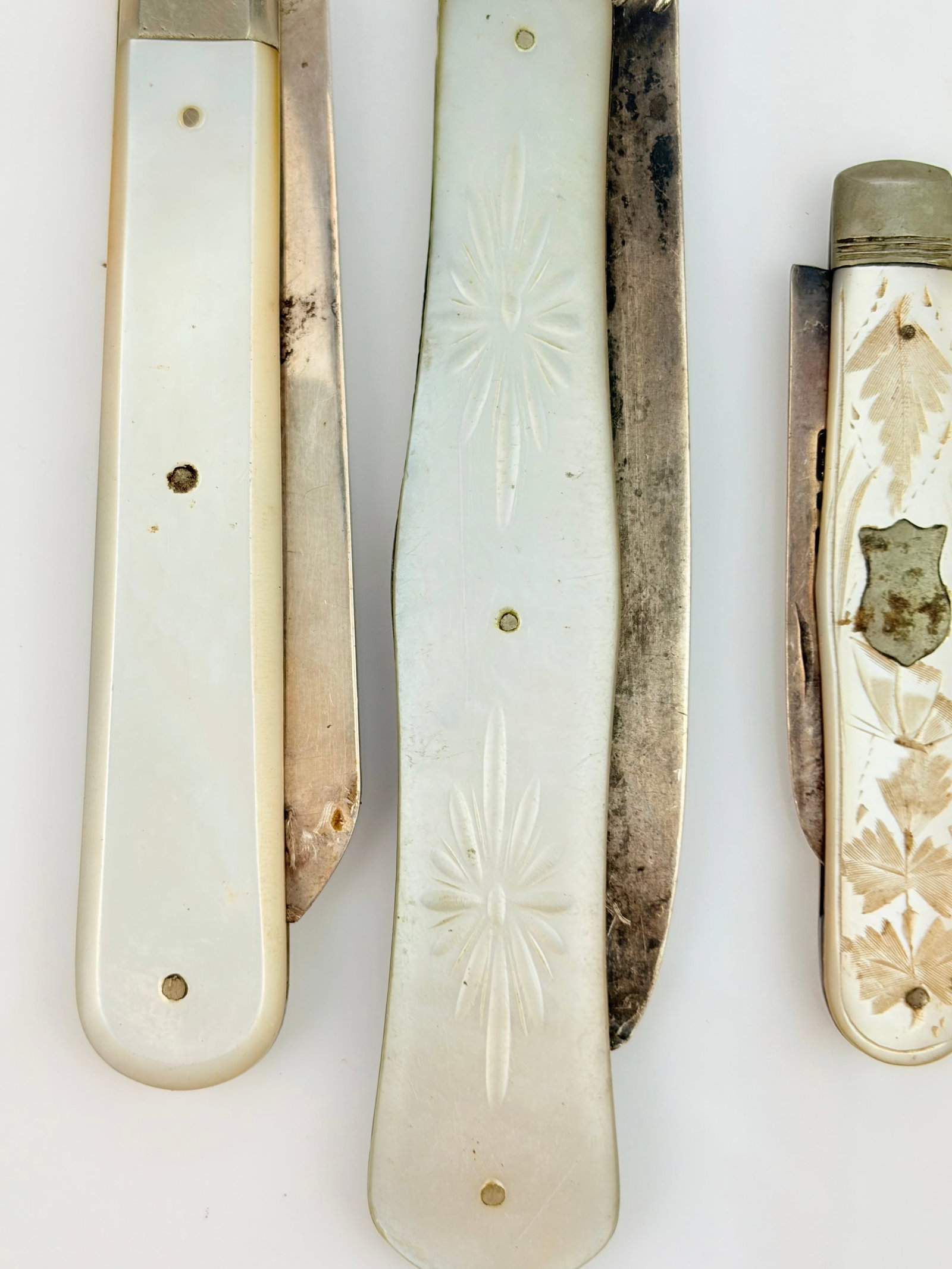 MIXED LOT - ANTIQUE MOTHER OF PEARL ANF SILVER POCKET KNOVES ETC - 7