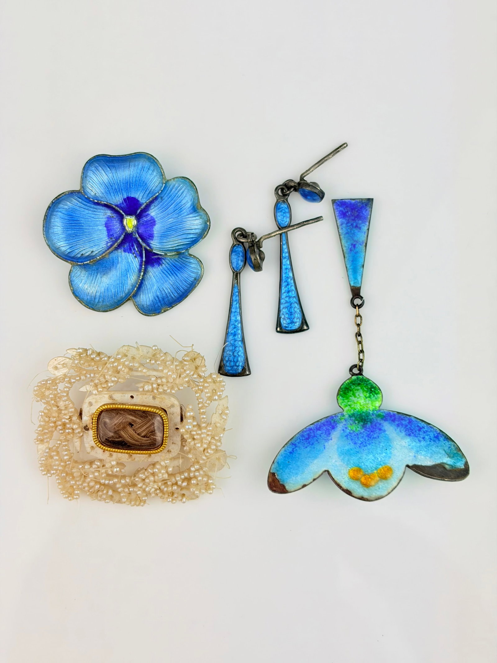 MIXED LOT SILVER ENAMEL BROOCH, EARRINGS, SEED PEARLS ETC AF: MIXED LOT SILVER ENAMEL BROOCH, EARRINGS, SEED PEARLS ETC AF Combined weight 17.64g