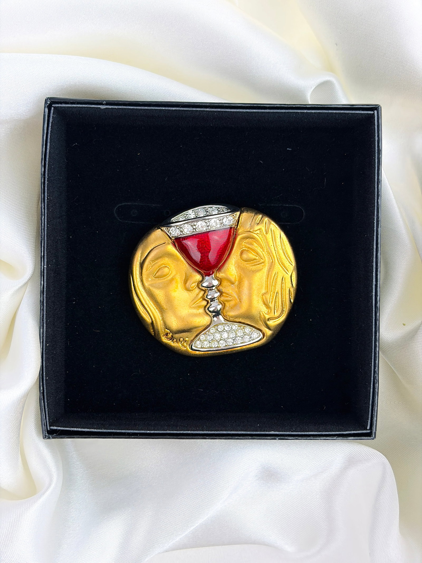 VINTAGE 2001 SALVADOR DALI JOIES RED ENAMEL TRISTAN AND ISOLDE CUP BROOCH - 5