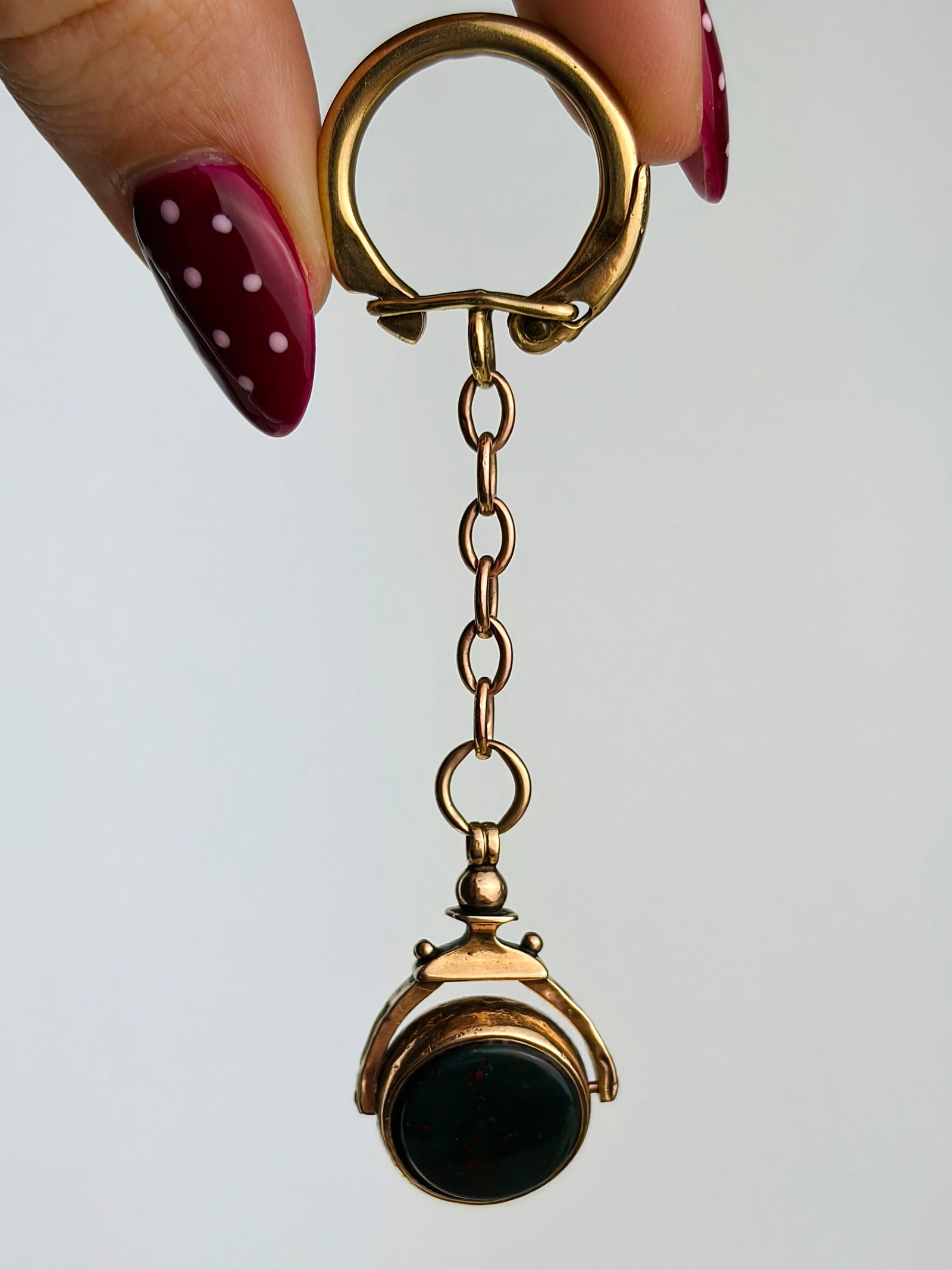 antique 9ct gold heavy spinning fob seal and clip chain extender: antique 9ct gold heavy spinning fob seal and clip chain extender Weight: 7.48g Size: 76x17mm Materials: 9ct gold Hallmarks: 9.375 stamp on chain extender Condition: Good overall