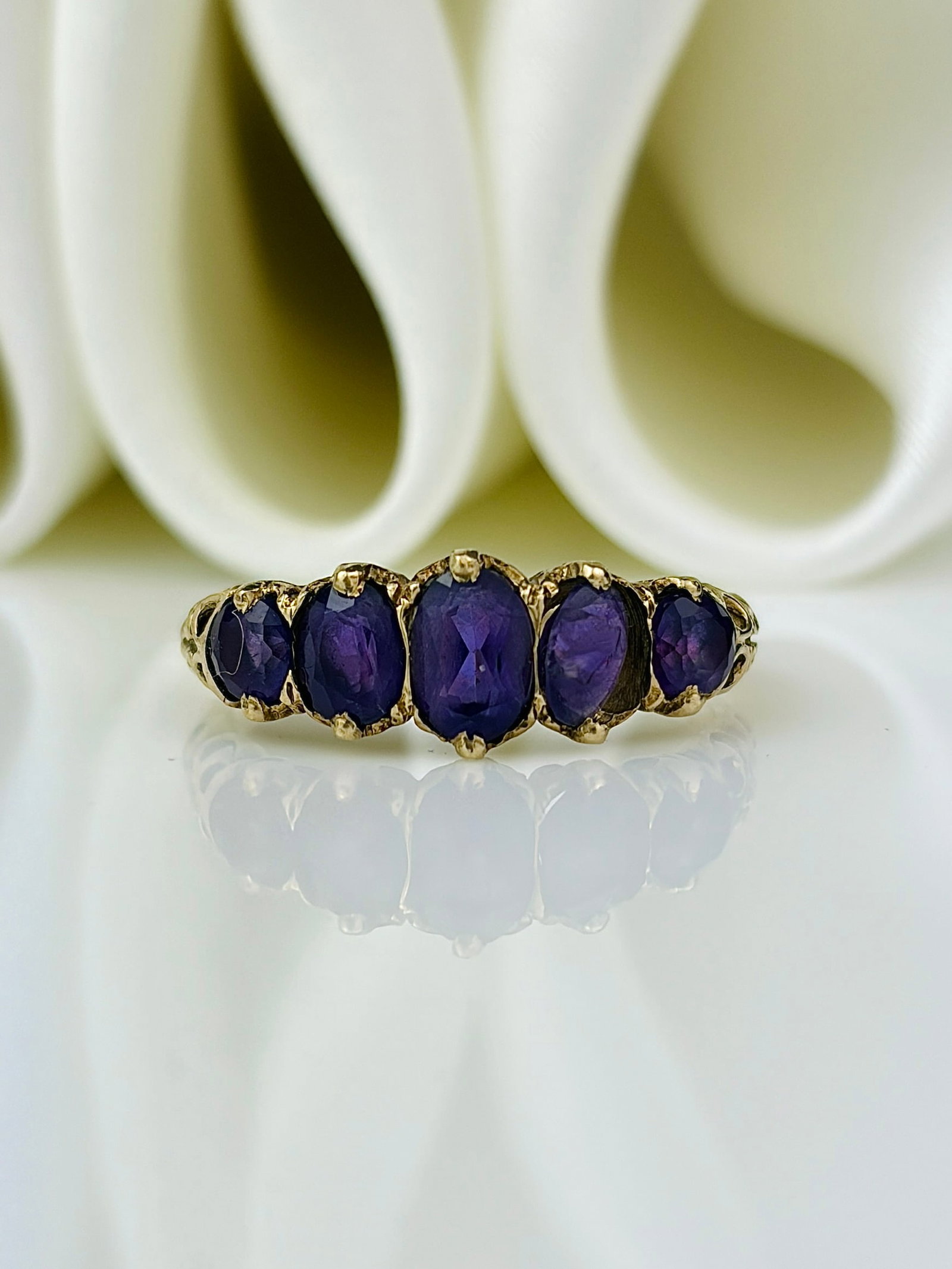 Vintage 9ct yellow gold amethyst 5 stone ring: Vintage 9ct yellow gold amethyst 5 stone ring Beautiful bright purple stones!