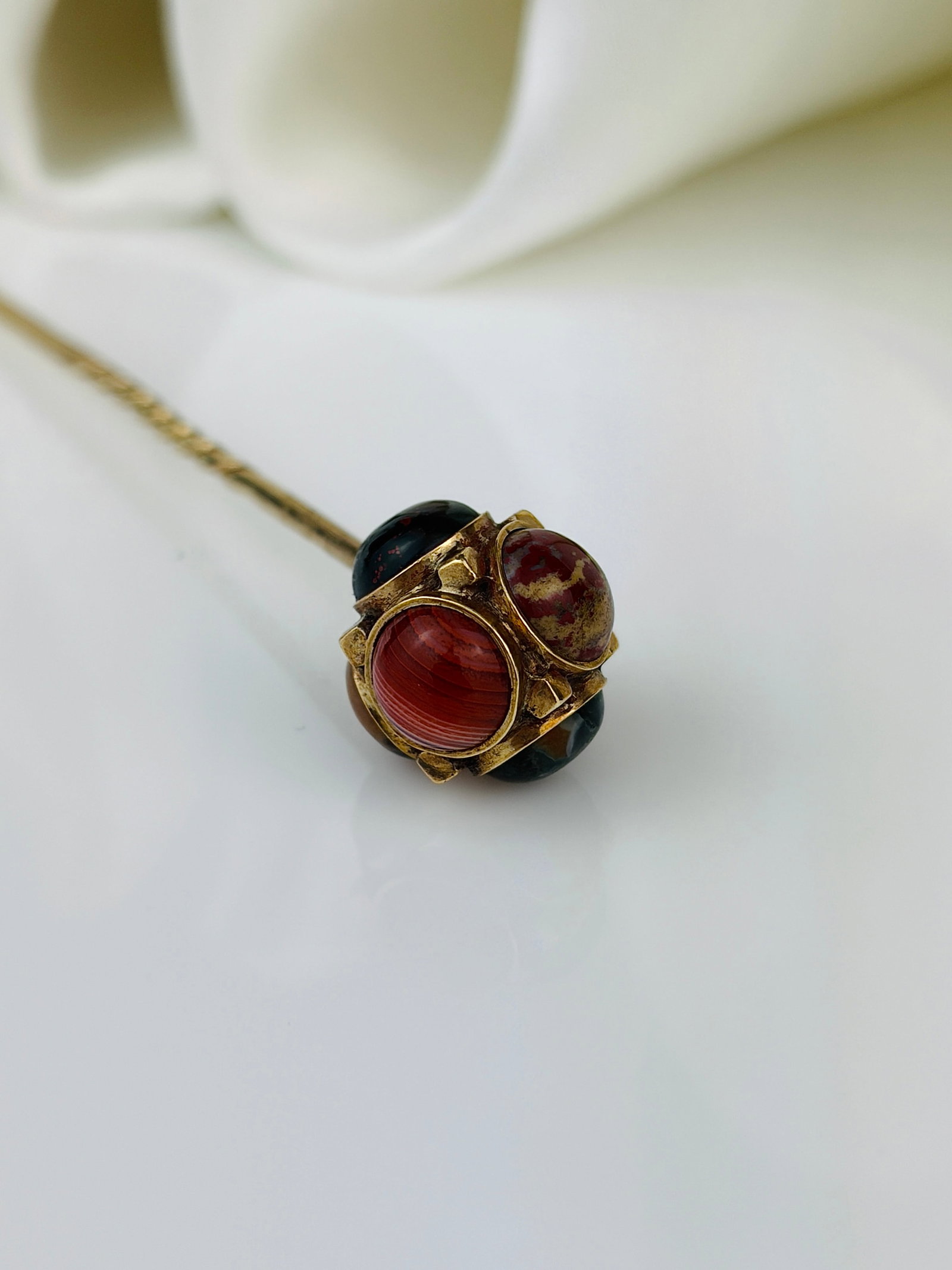 Vintage 9 Carat Yellow Gold Agate Multi Stone Pin - 4