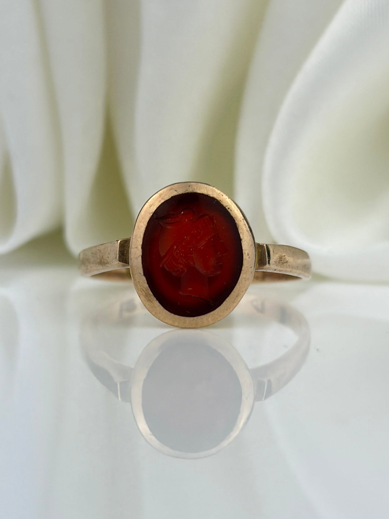 ANTIQUE BOXED 9CT YELLOW GOLD CARVED CARNELIAN INTAGLIO RING - 2