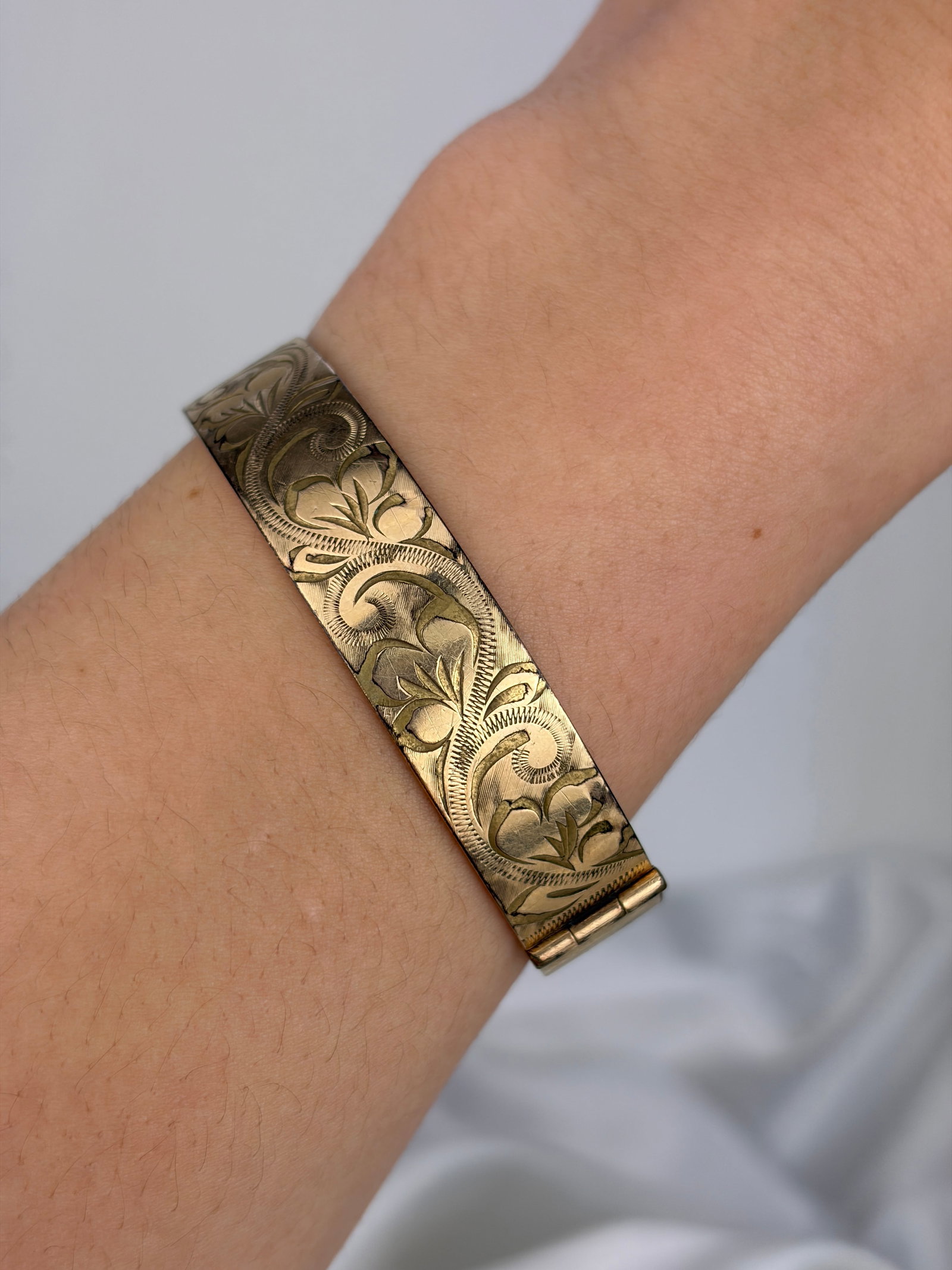 VINTAGE 9CT ROLLED GOLD SWIRL BANGLE BRACELET - 6