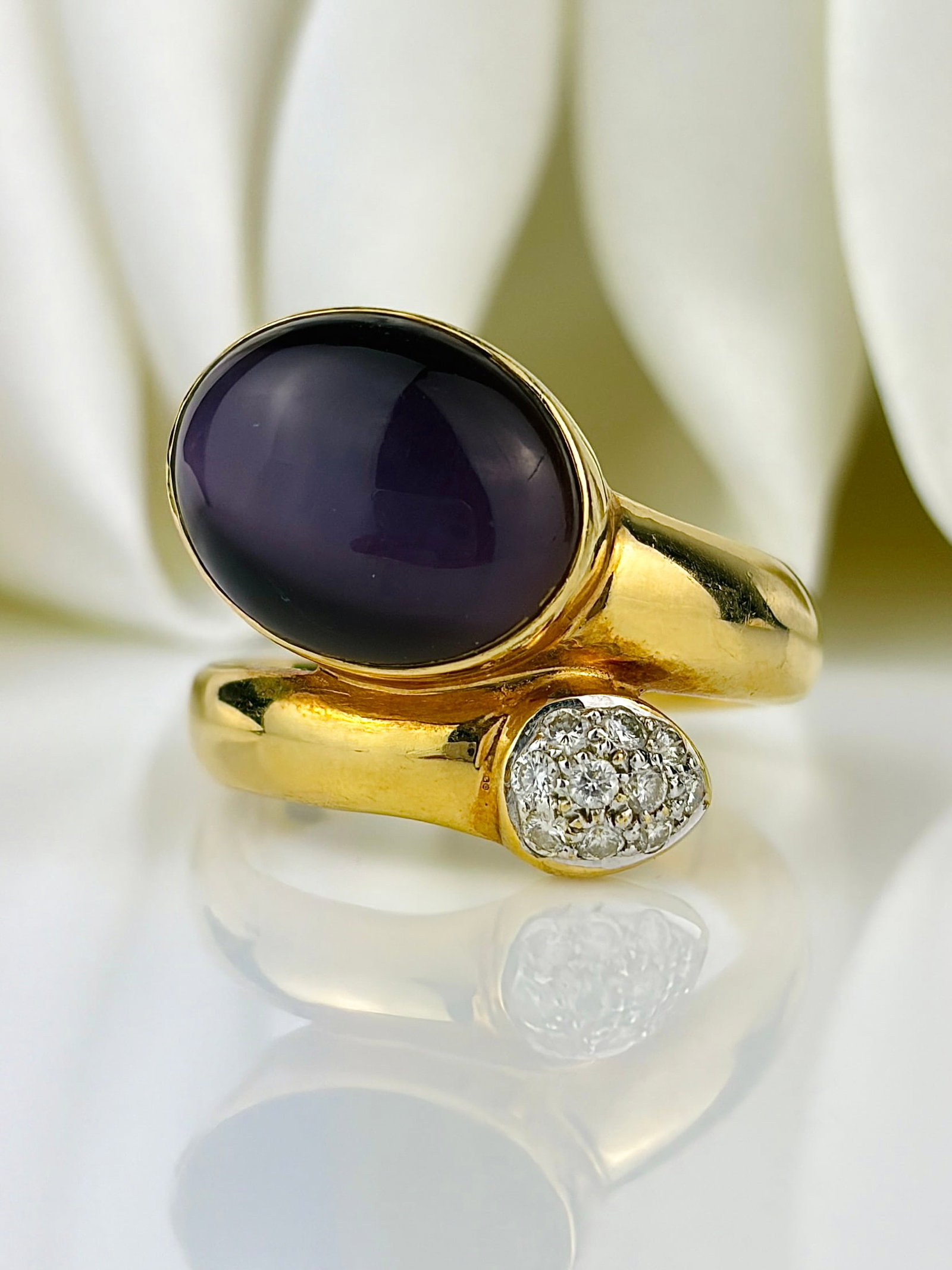 Chunky 18ct Yellow Gold Rare Crossover Diamond Ring: Chunky rare crossover diamond ring Weight: 8.47g Size: UK R, US 8.75, Width 18mm, Height off finger 5.5mm Materials: 18ct Yellow Gold Hallmarks: Stamped 750 Condition: The overall