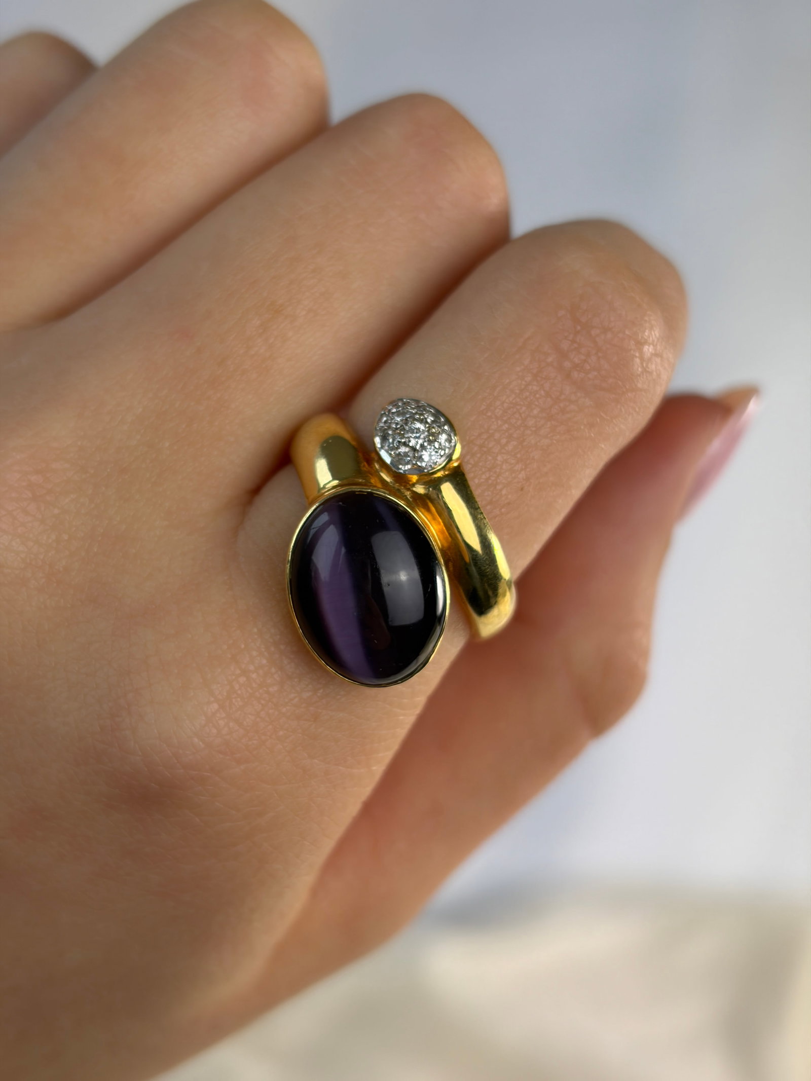 Chunky 18ct Yellow Gold Rare Crossover Diamond Ring - 9