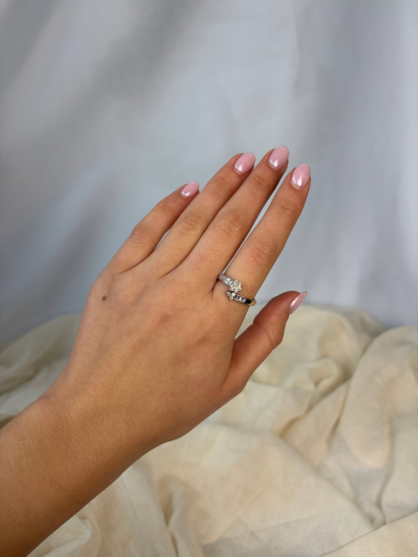 18ct white gold diamond twist ring - unusual design - 8