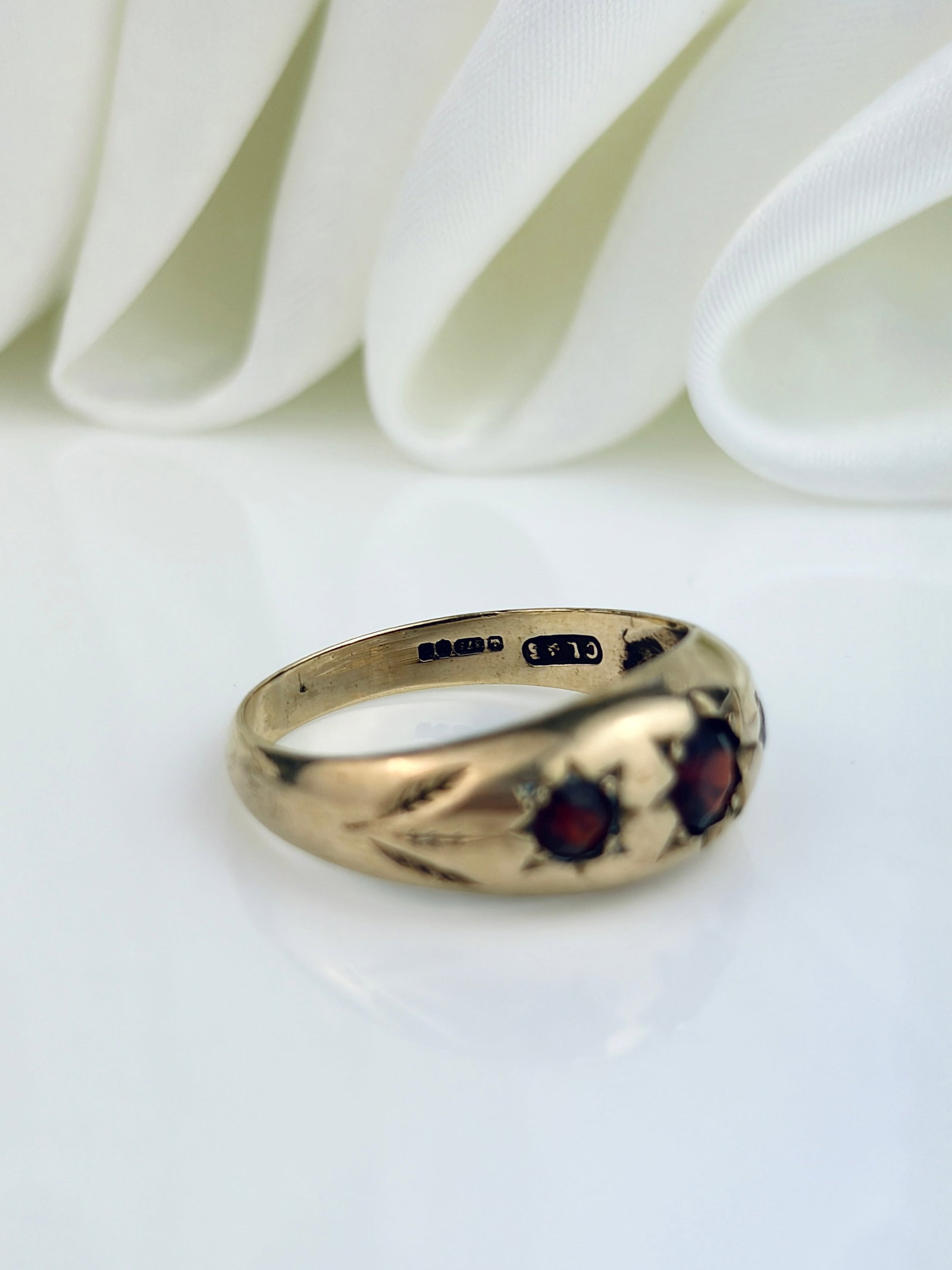 VINTAGE 9CT YELLOW GOLD GARNET 3 STONE STAR SET RING - 4