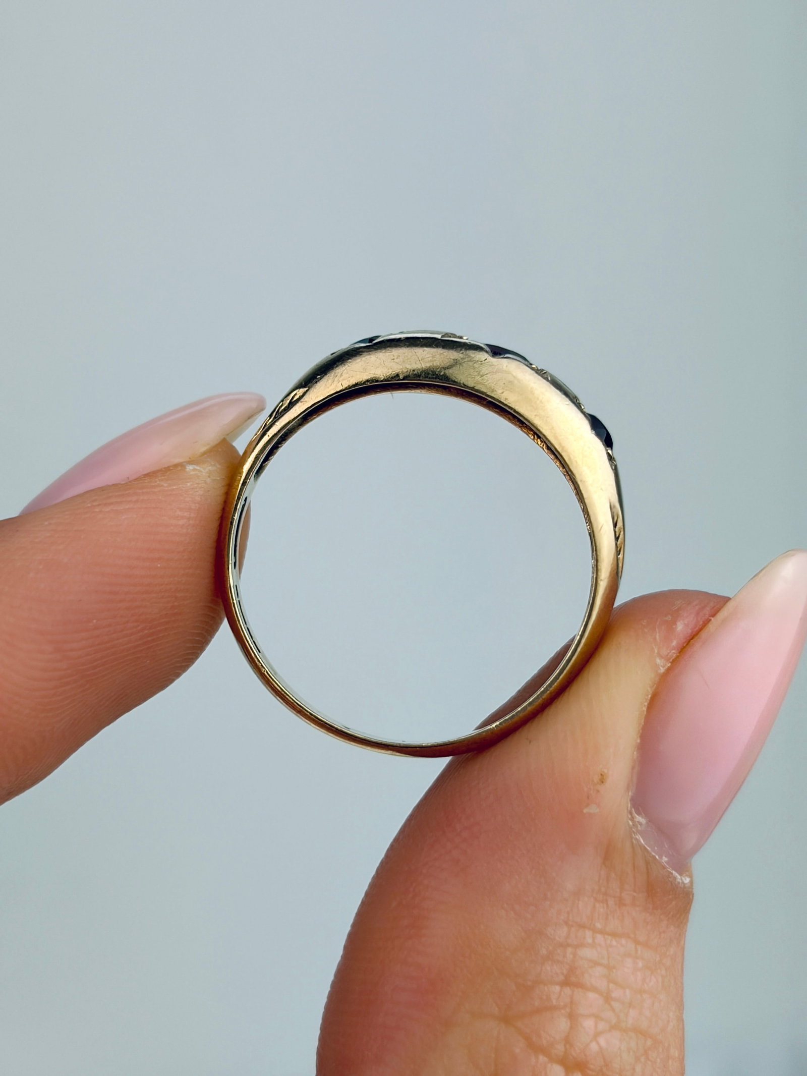 VINTAGE 9CT YELLOW GOLD GARNET 3 STONE STAR SET RING - 6