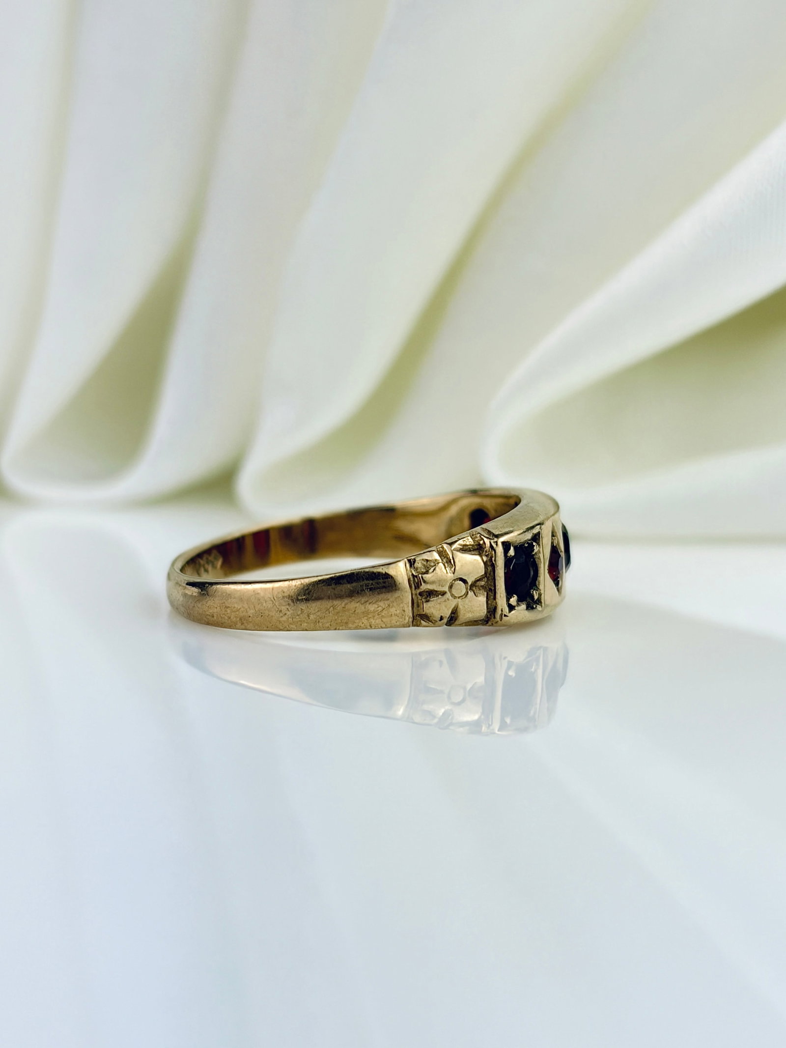 VINTAGE 9CT YELLOW GOLD GARNET 5 STONE RING - 2