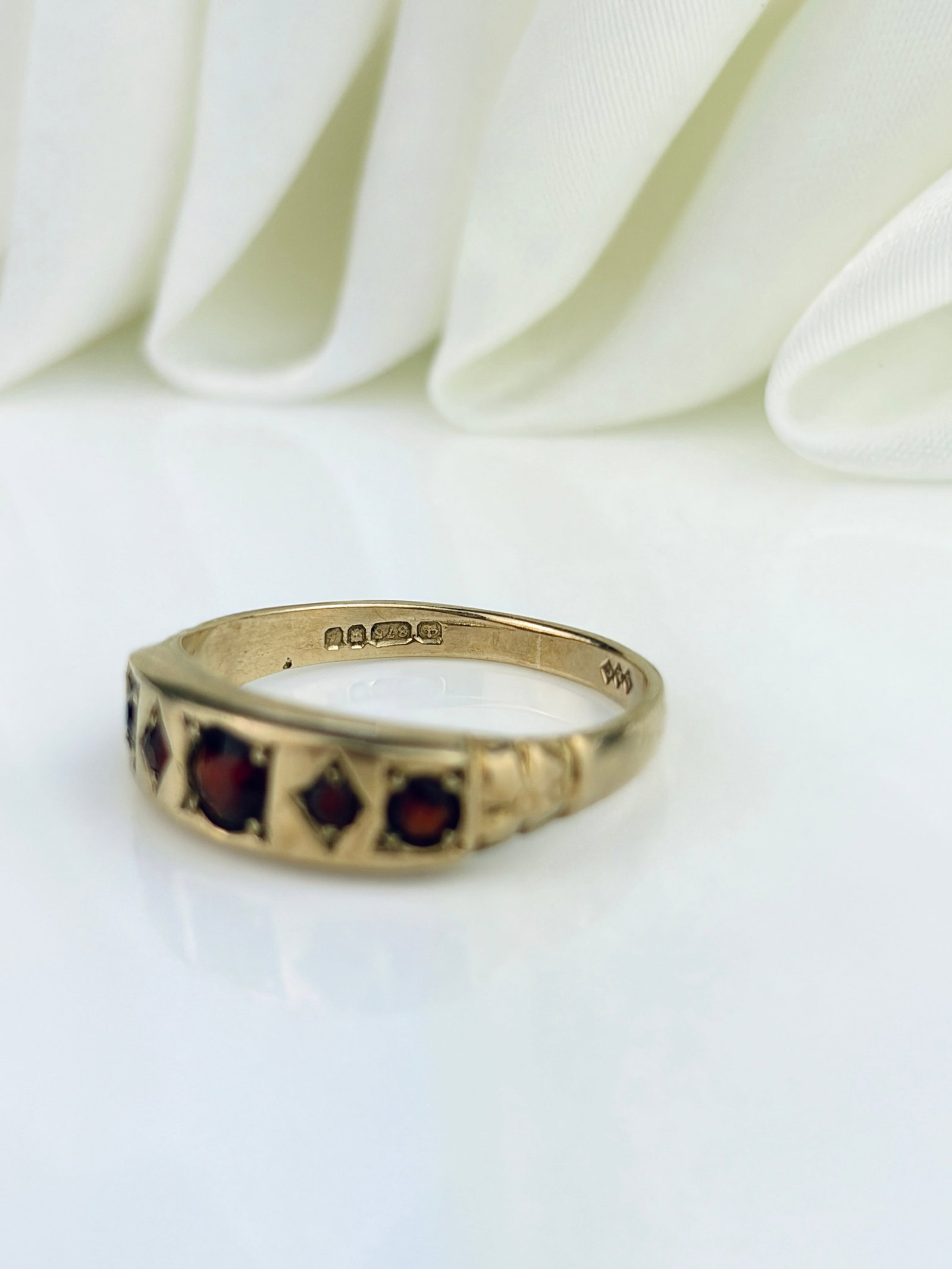 VINTAGE 9CT YELLOW GOLD GARNET 5 STONE RING - 4