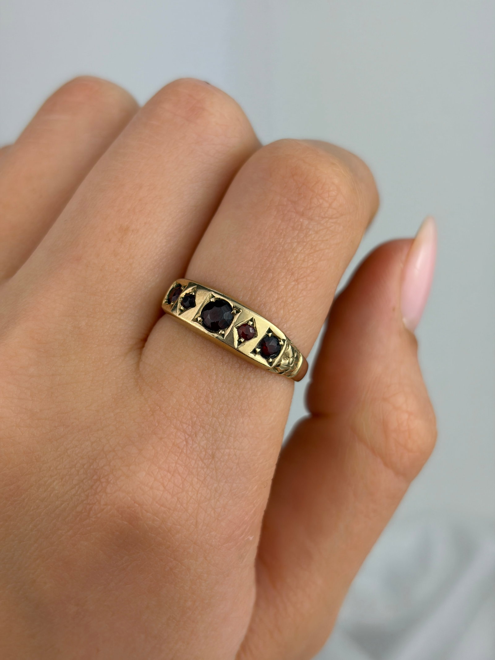 VINTAGE 9CT YELLOW GOLD GARNET 5 STONE RING - 8