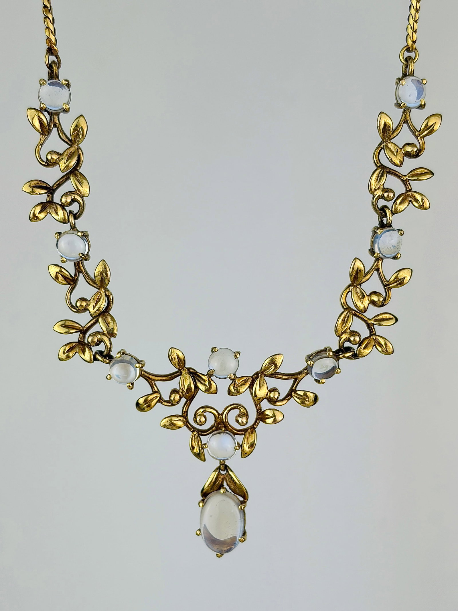 Vintage 9ct Gold Moonstone Drop Necklace: Vintage 9ct gold moonstone drop necklace The most exquisite moonstones set in 9ct gold and separated by beautiful leaf details! Weight: 15.2g Size: Length 44.5cm, Drop 3.3cm Materials: 9ct