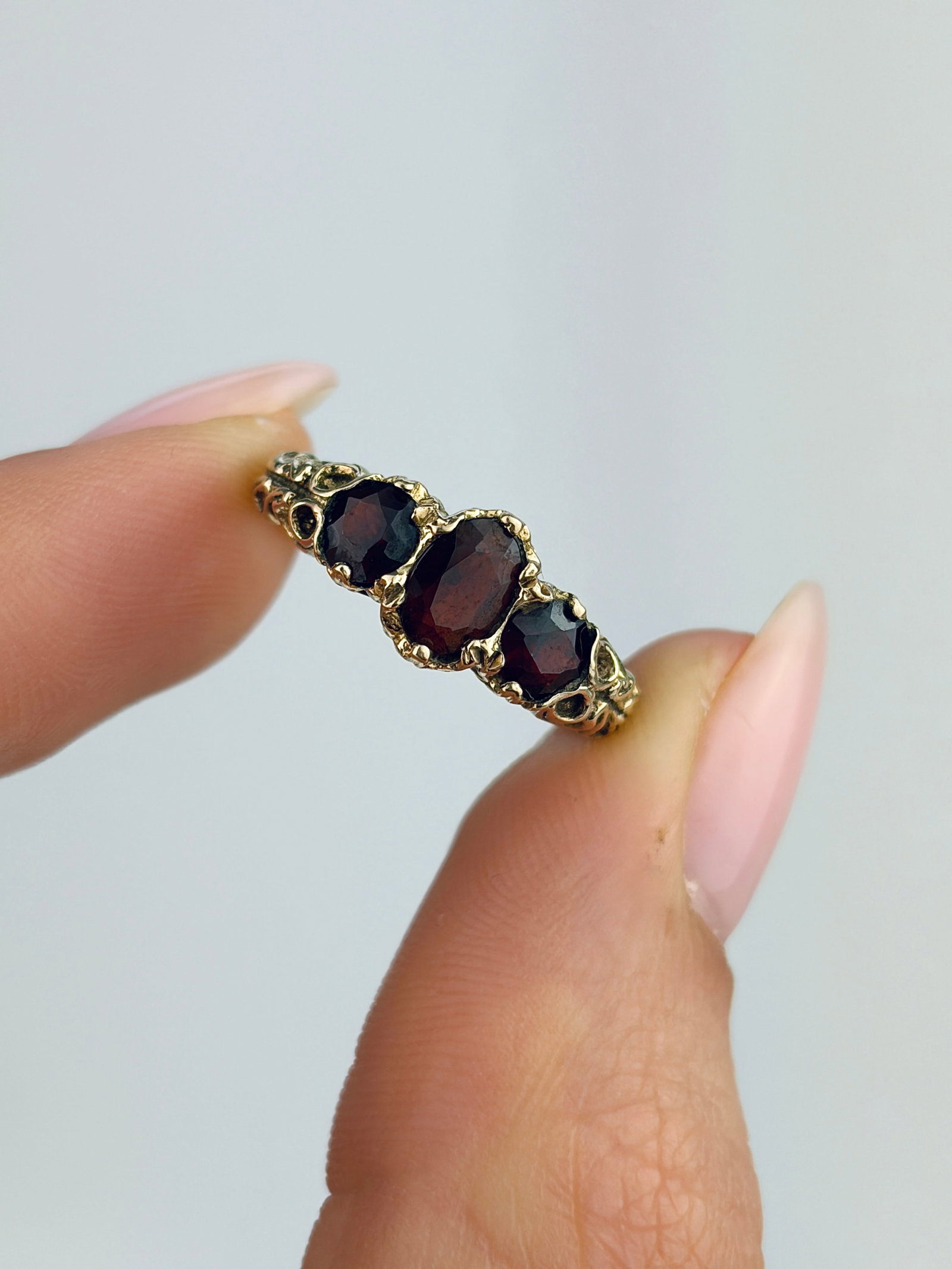 VINTAGE C.1976 9CT YELLOW GOLD GARNET 3 STONE RING - 5