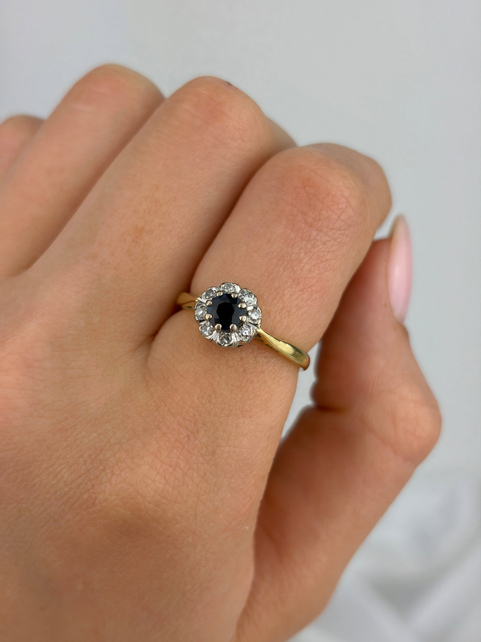 VINTAGE C.1969 18CT YELLOW GOLD SAPPHIRE AND DIAMOND CLUSTER RING - 8