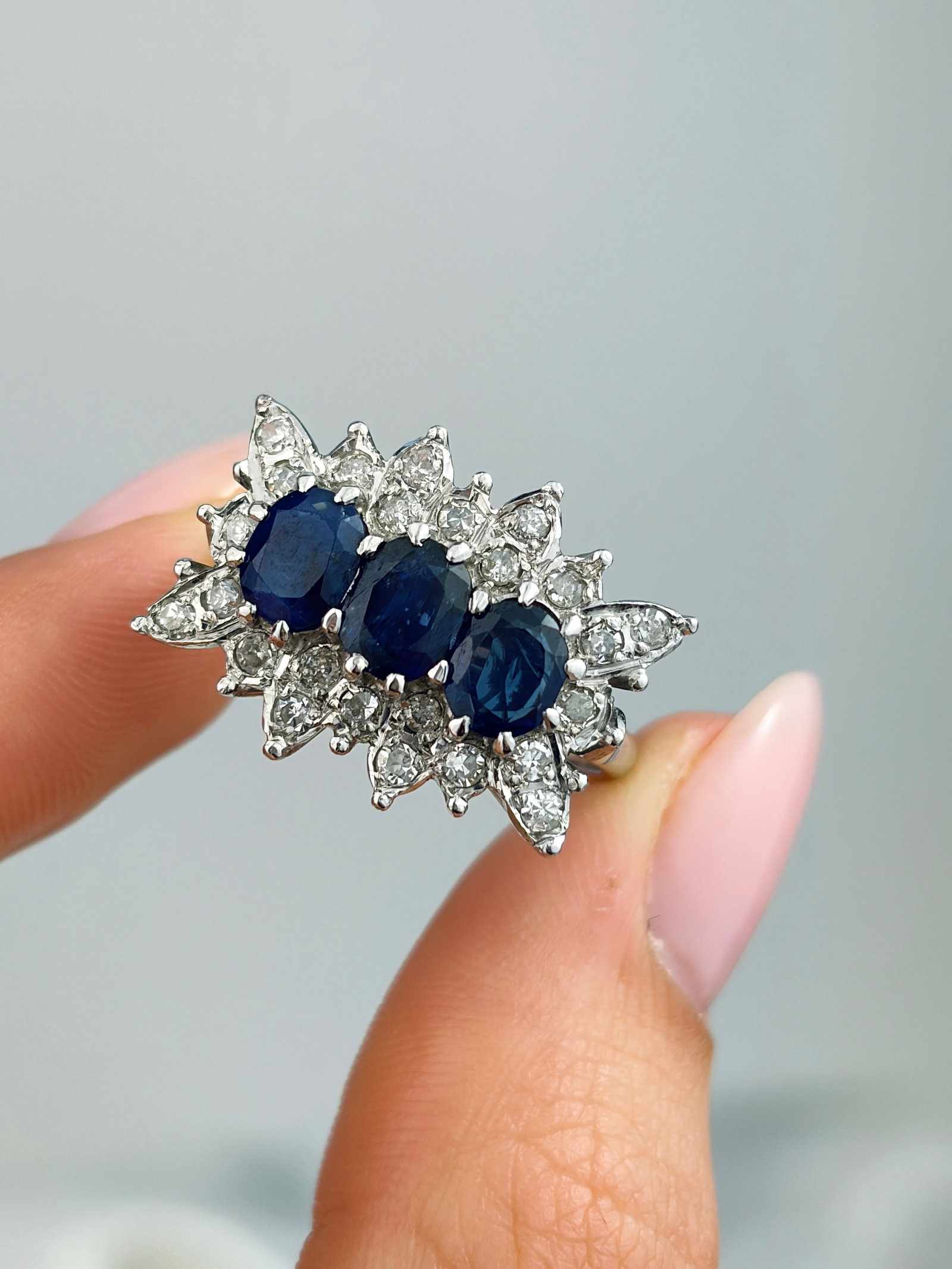 OUTSTANDING VINTAGE 18CT WHITE GOLD C.1976 SAPPHIRE AND DIAMOND TRIPLE CLUSTER RING - 5