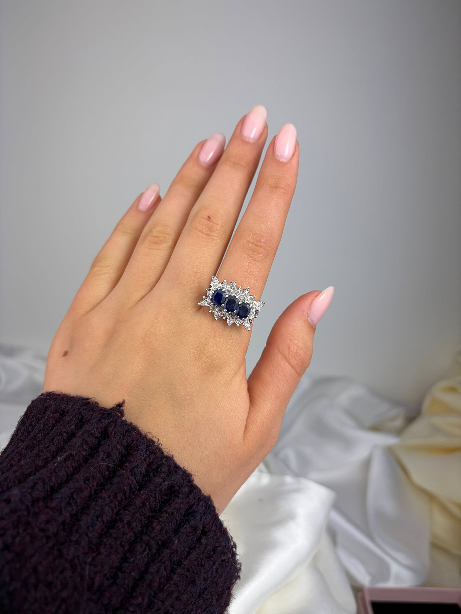 OUTSTANDING VINTAGE 18CT WHITE GOLD C.1976 SAPPHIRE AND DIAMOND TRIPLE CLUSTER RING - 7