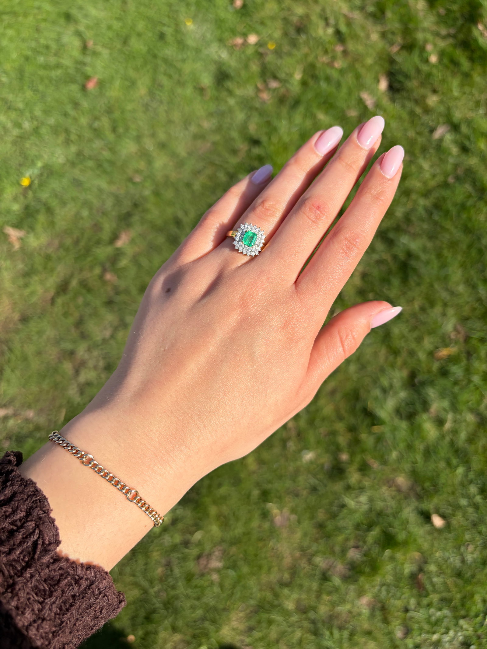 VINTAGE 18CT YELLOW GOLD EMERALD AND DIAMOND HALO CLUSTER RING - 3