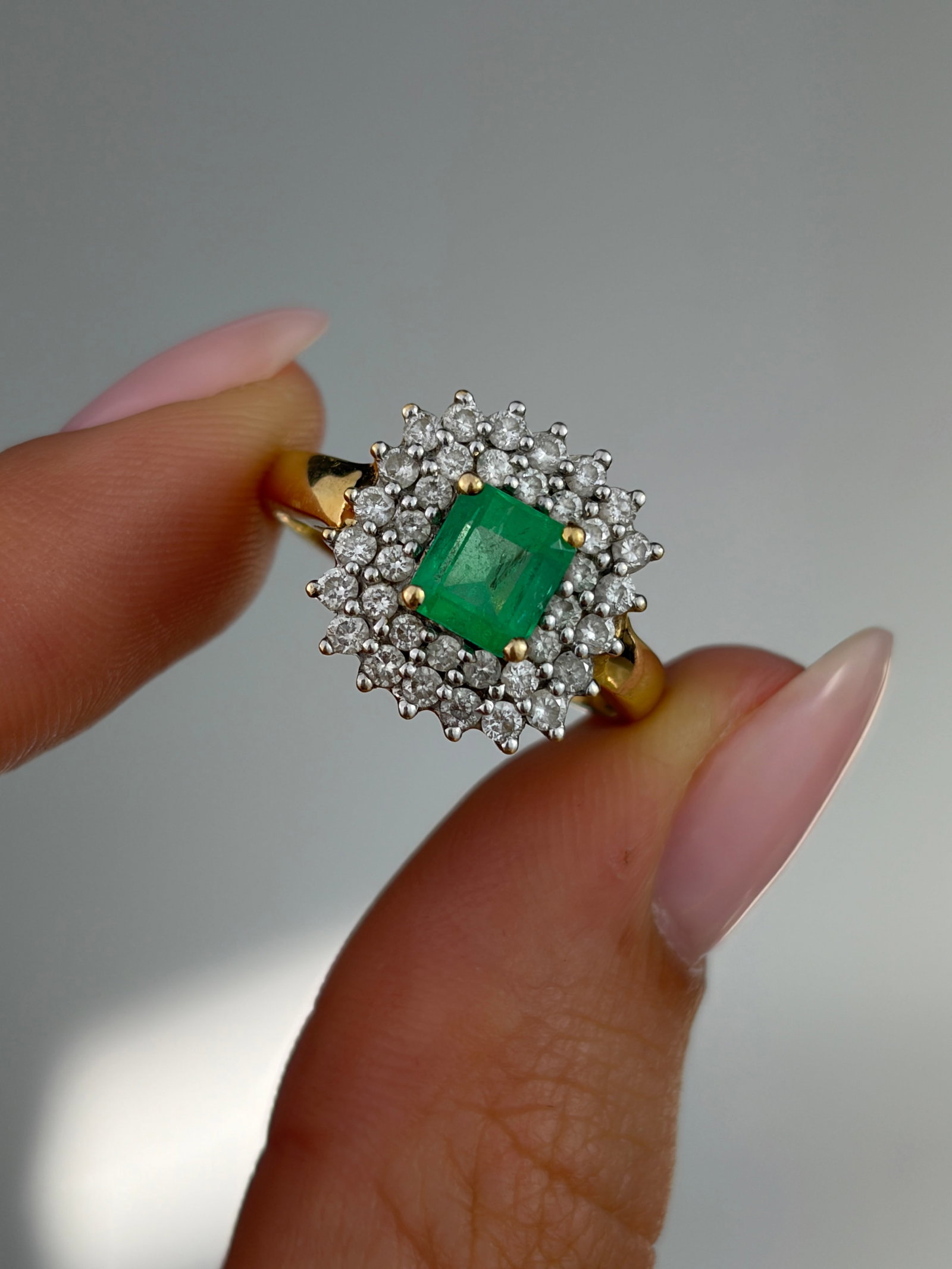 VINTAGE 18CT YELLOW GOLD EMERALD AND DIAMOND HALO CLUSTER RING - 8