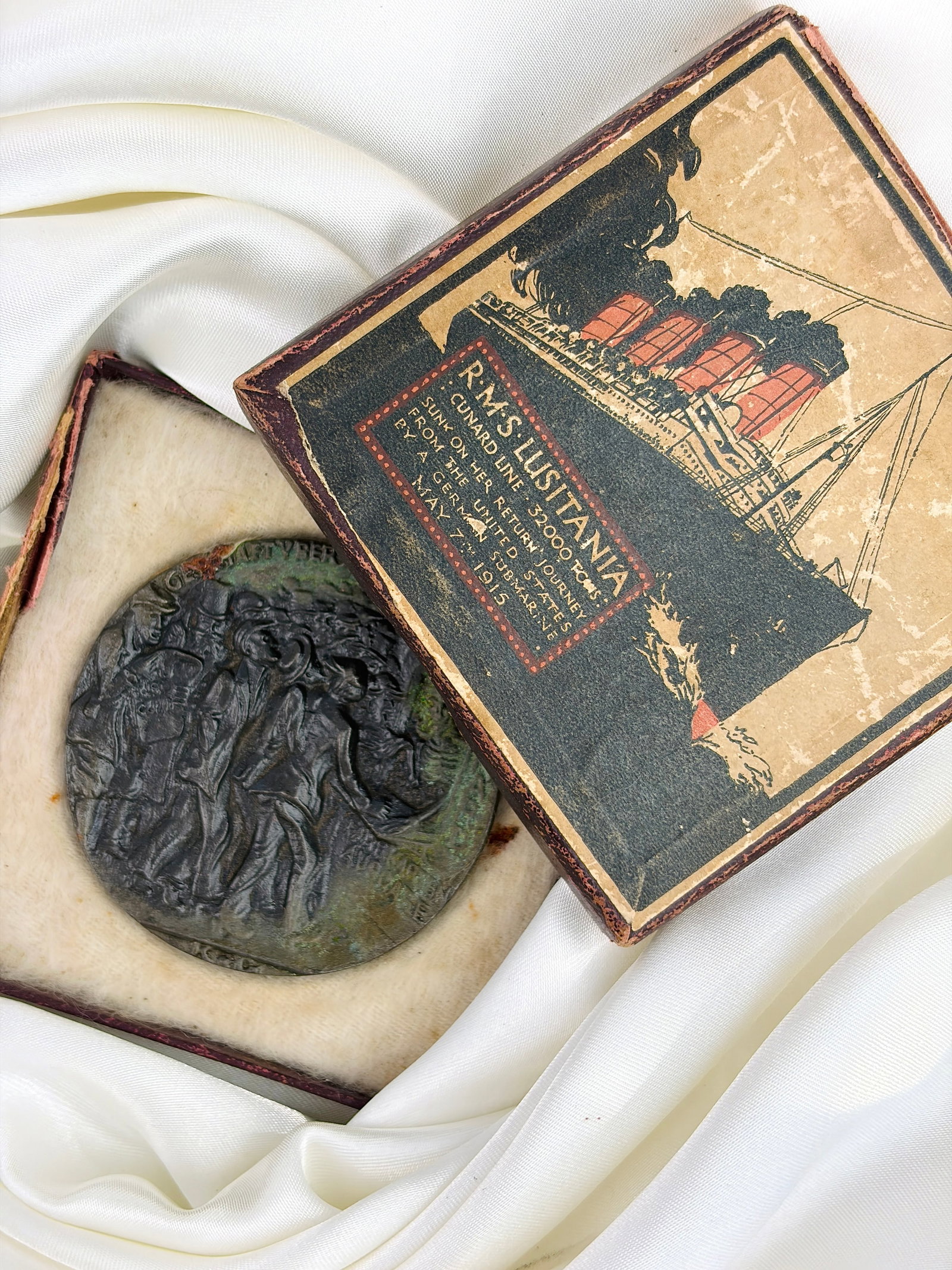 RMS LUSITANIA COMMEMORATIVE MEDAL: RMS LUSITANIA COMMEMORATIVE MEDAL See the last photo for its information sheet. Weight: 63.39g Size: 54x54mm Condition: Some signs of wear are expected given the piece’s age.