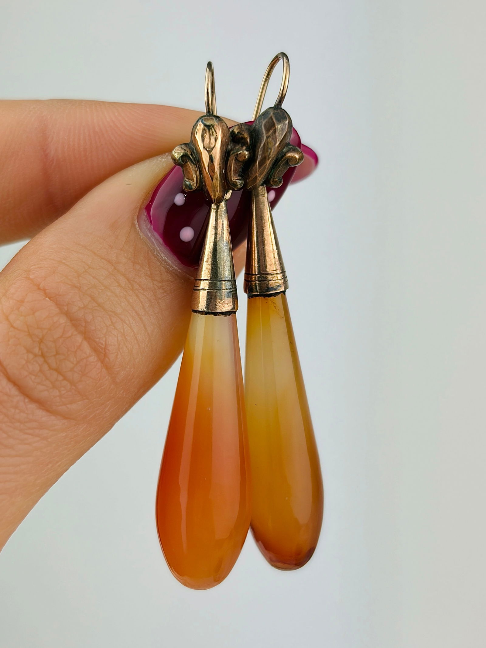 Victorian era c.1860 antique gold and agate drop earrings: Victorian era c.1860 antique gold and agate drop earrings Beautiful colours! Weight: 7.19g Size: 47x9mm Materials: Gold Hallmarks: None present Condition: Good overall