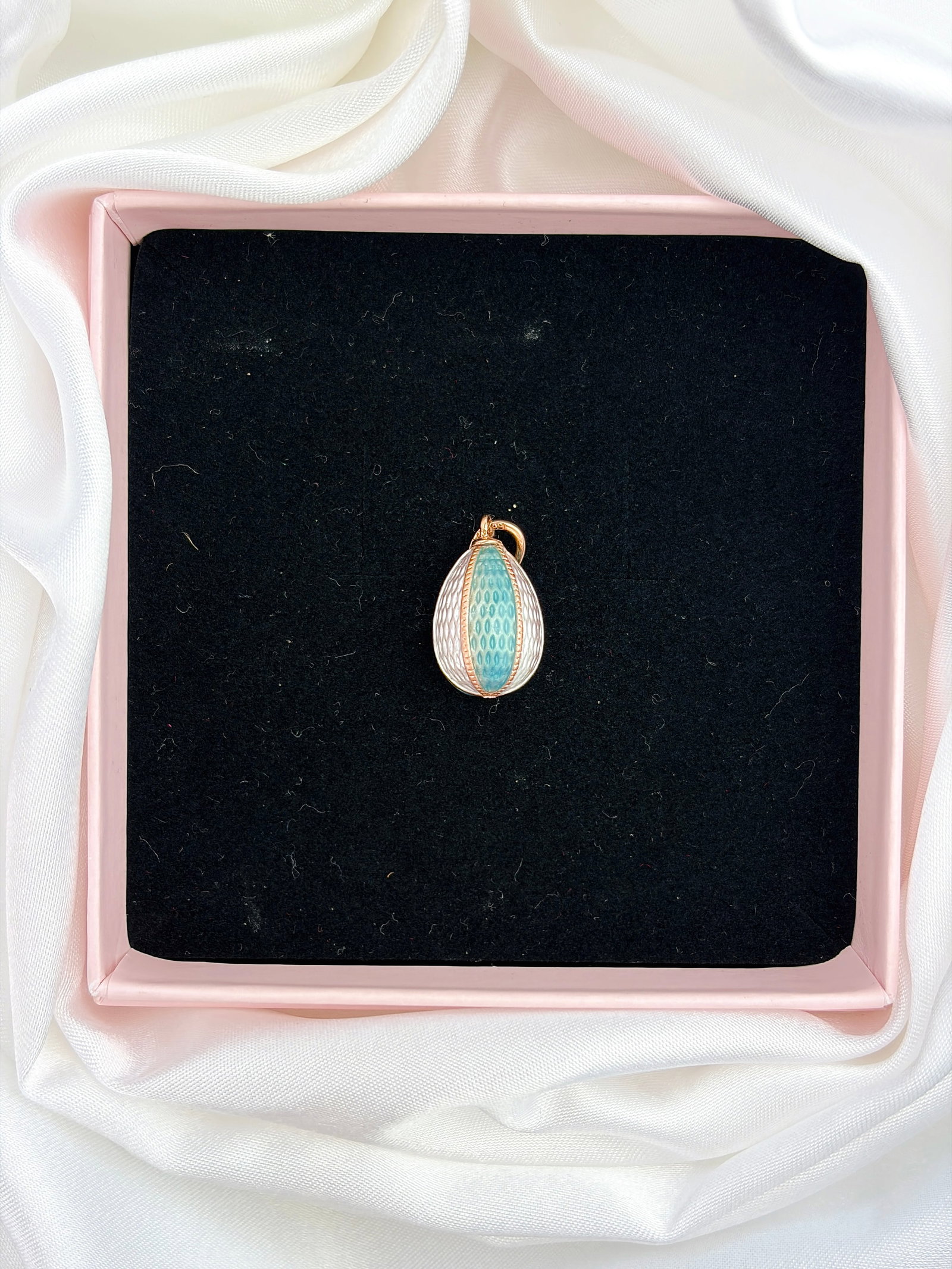 WONDERFUL BLUE AND WHITE GUILLOCHE ENAMEL RUSSIAN EGG PENDANT IN 14CT GOLD - 5