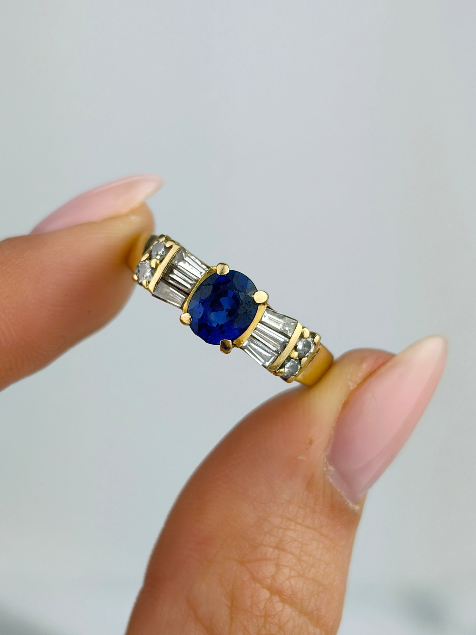 VINTAGE 18CT YELLOW GOLD SAPPHIRE AND DIAMOND BAGUETTE SHOULDER RING - 5