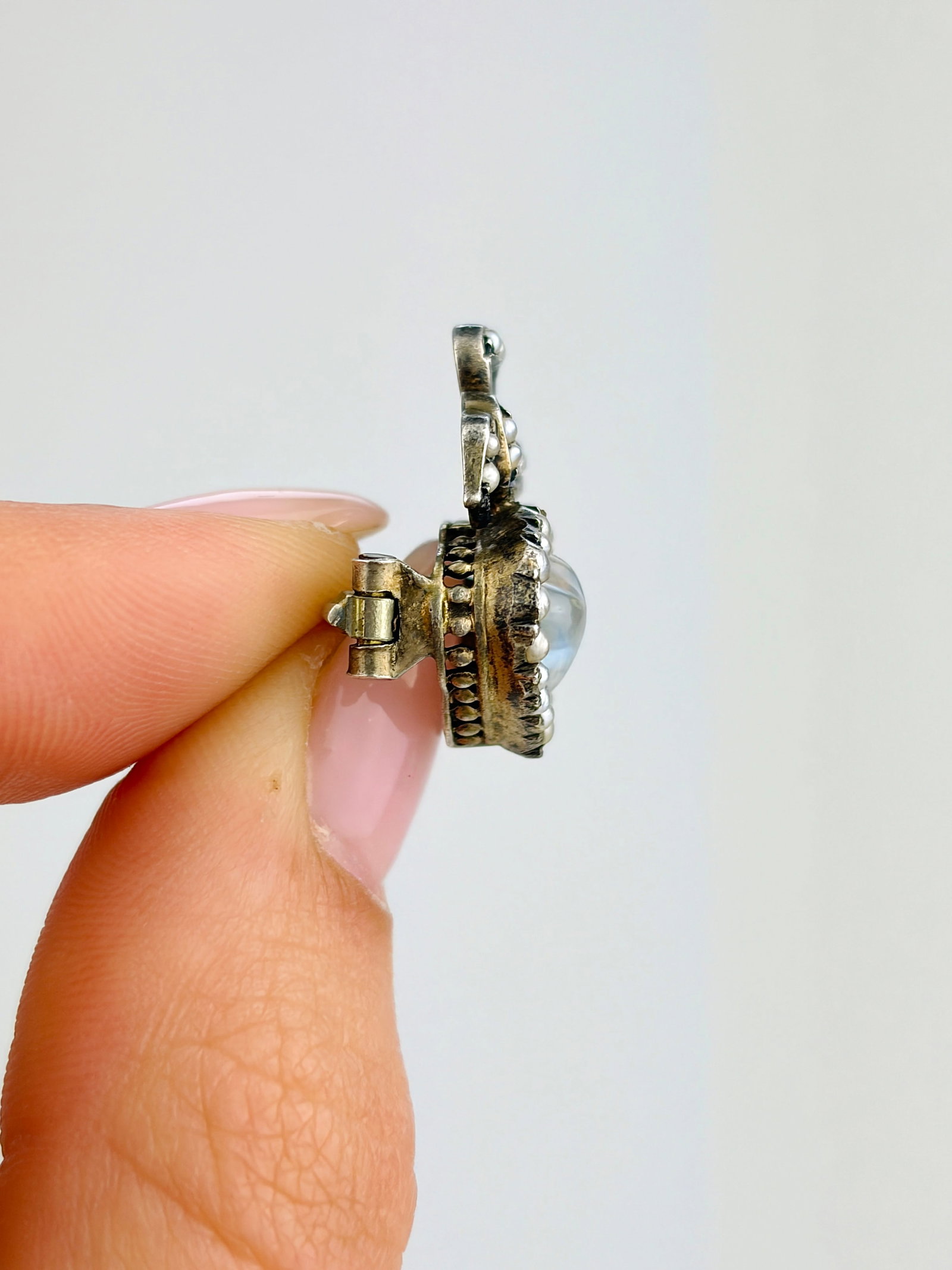 ANTIQUE VICTORIAN ERA DOUBLE HEART MOONSTONE AND PEARL BROOCH IN SILVER - 2