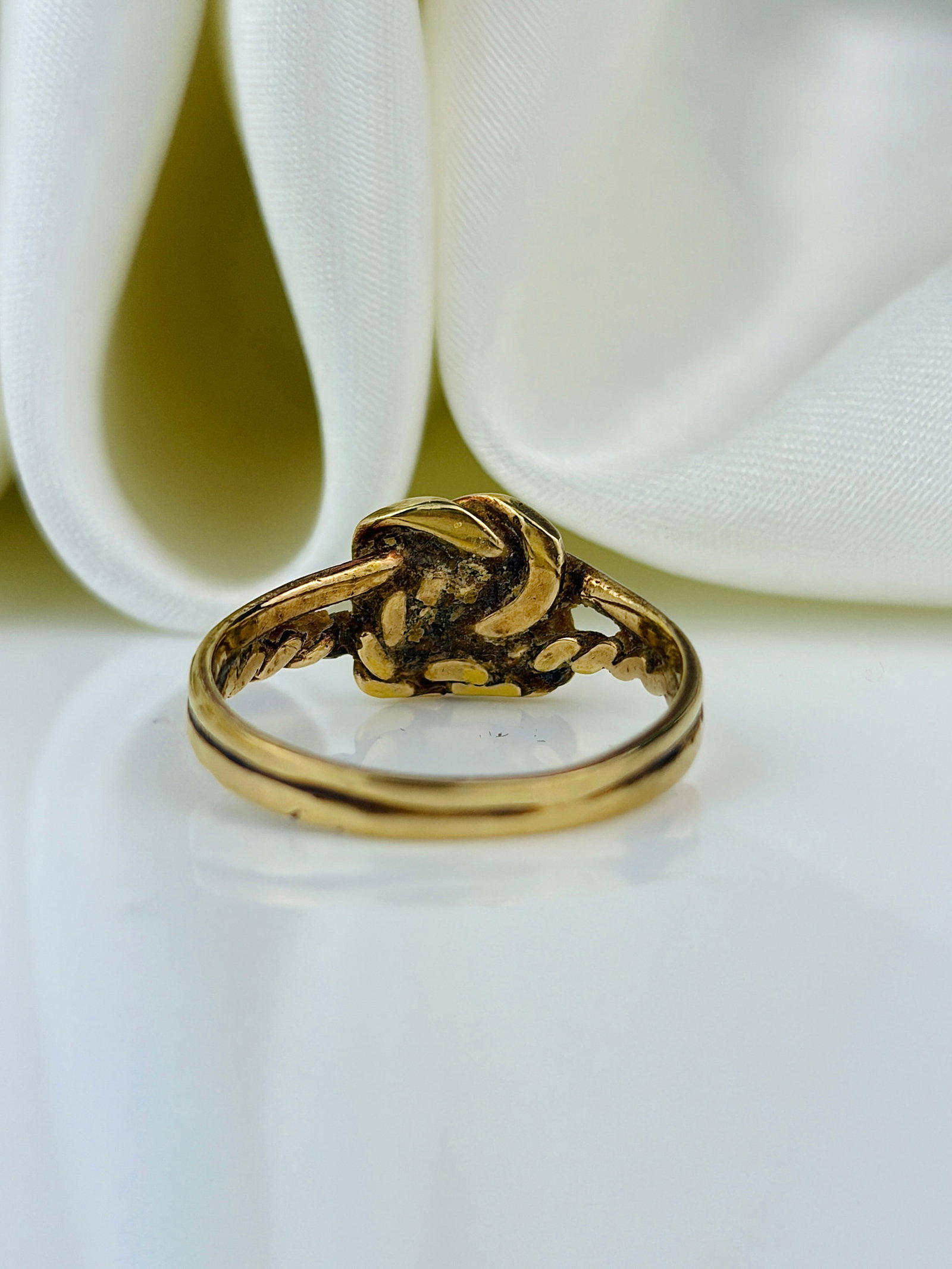 antique 9ct gold textured lovers knot ring - 3