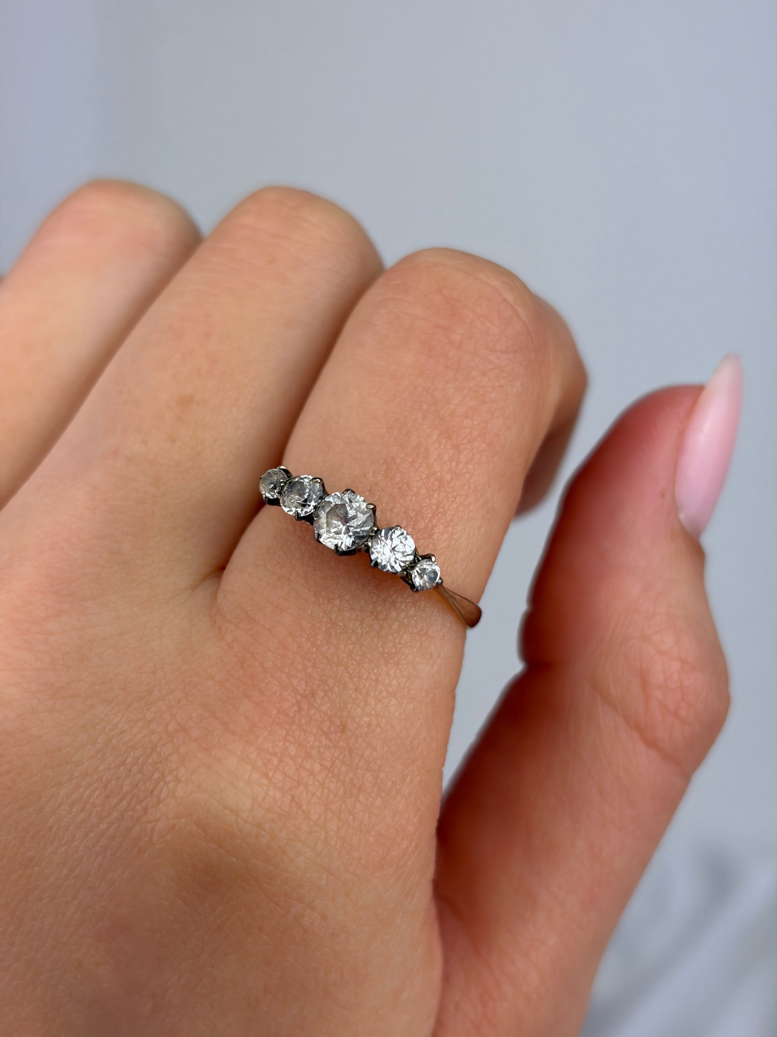 ANTIQUE 9CT YELLOW GOLD DIAMOND 5 STONE RING - 8