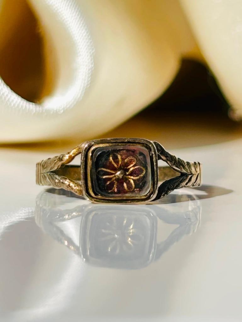 Sweet Georgian era gold flower locket ring and antique box: Sweet Georgian era gold flower locket ring and antique box so sweet and pretty AF box measurements size UK O US 71/2 head of ring 7mm x 6mm weight 1.29g materials Gold <
