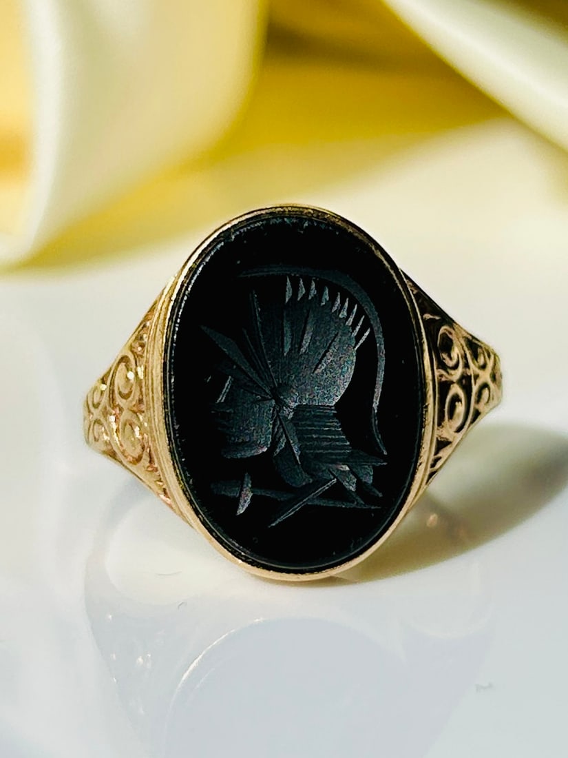 Vintage Carved Onyx Roman Intaglio Ring in 9ct Gold (1 of 7)