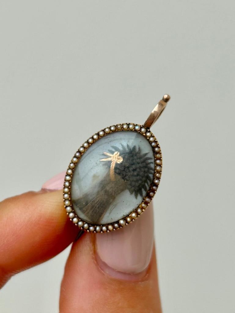 Antique Pearl Halo Brooch / Pendant in Gold: Antique Pearl Halo Brooch / Pendant in Gold truly special and precious measurements length 27mm width 15mm weight 3.51g materials gold and